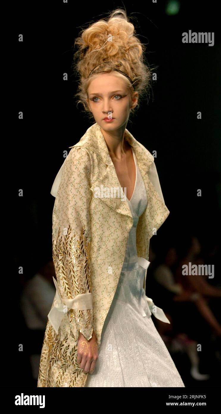 Bildnummer: 50924836 Datum: 22.09.2005 Copyright: imago/Xinhua Model präsentiert weißes Kleid mit Gold-besticktem Mantel der Designerin Ashley Isham während einer Modenschau im Rahmen der London Fashion Week, Personen; 2005, London, Mode, Fashion Week, Bekleidungsindustrie, Textilindustrie, Präsentation, Präsentationen, Modenschau, Modenschauen, Damenmode, Modell, Modelle, Frau, Kleid, Kleider, weiß, Mantel, Mäntel, bestickt; , hoch, Kbdig, Einzelbild, Close, England, , Schönheit, Mode Stockfoto