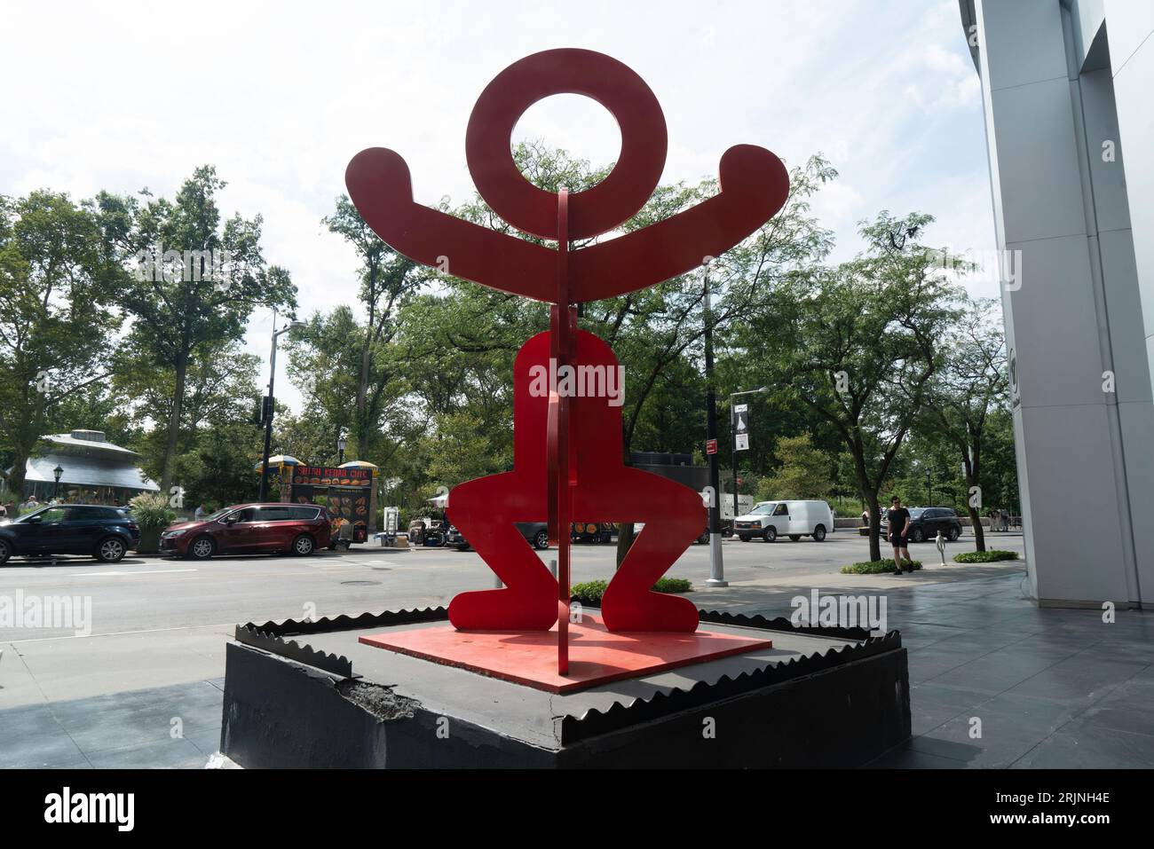 Eine rote Stahlskulptur von Keith Haring befindet sich in der 17 State Street gegenüber der Battery Street. Sie trägt den Titel „Figure Balancing on Dog“. Stockfoto