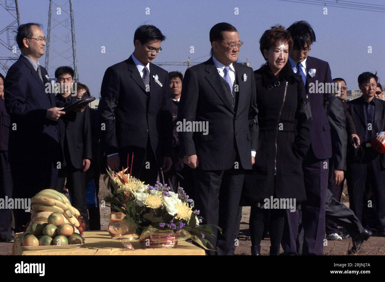 Bildnummer: 50951172 Datum: 15.10.2005 Copyright: imago/Xinhua Kuomintang-Ehrenvorsitzender Lien Chan (Mitte, TPE/KMT) besucht mit seiner Frau Lien Fang-Yu das Grab seiner Großeltern in Lansheng bei Shenyang PUBLICATIONxNOTxINxCHN, Personen; 2005, Shenyang, Shen Yang, Lan Sheng, Politiker, Kuomintang, Pressetermin, Gedenken, Gräber, Friedhof, Friedhöfe, Besuch, Ehepaar, Ehefrau, Fangyu; , quer, Kbdig, Gruppenbild, China, Randbild, People Stockfoto