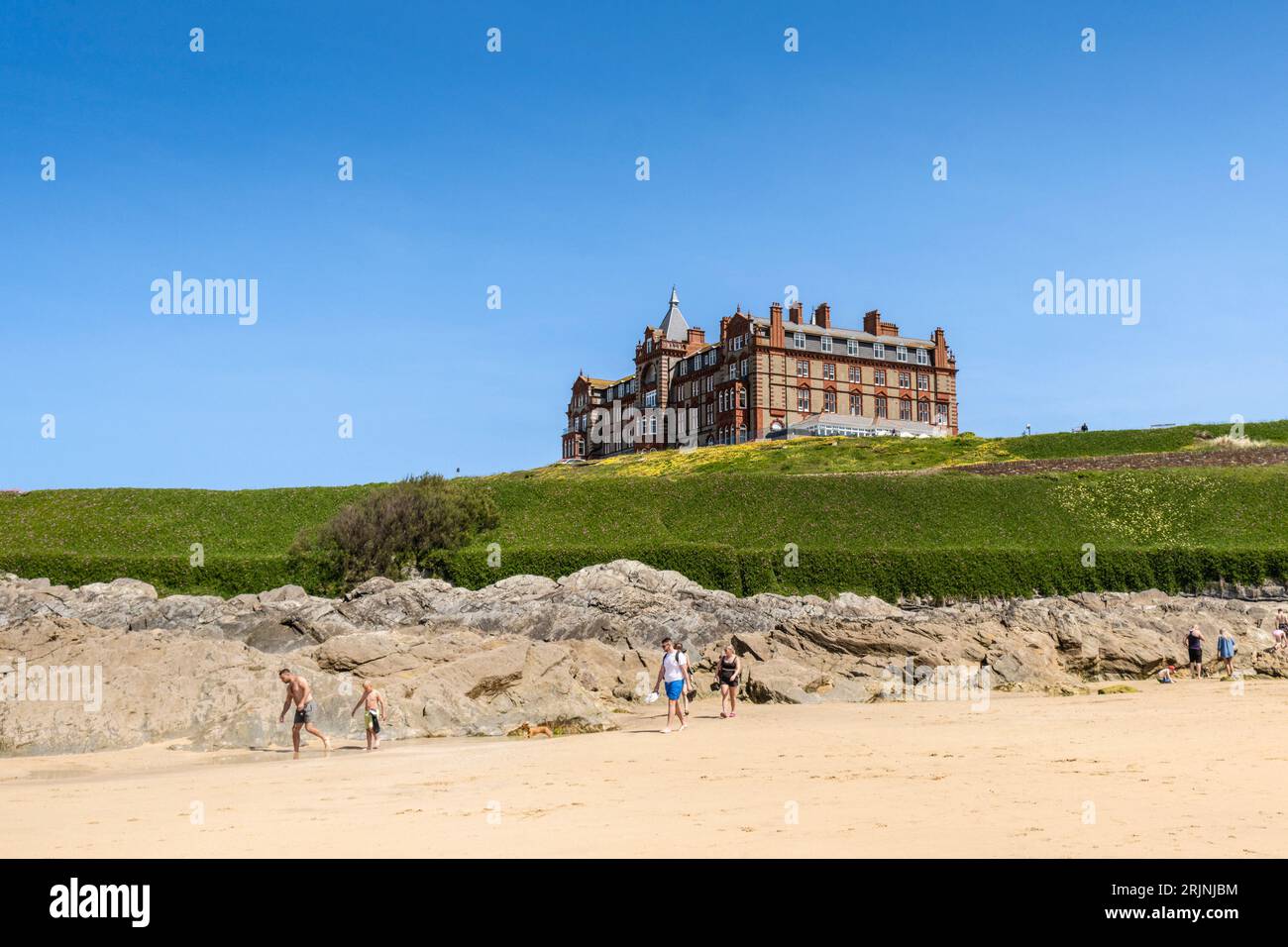 Das imposante historische Headland Hotel mit Blick auf Fistral Beach in Newquay in Cornwall im Vereinigten Königreich. Stockfoto