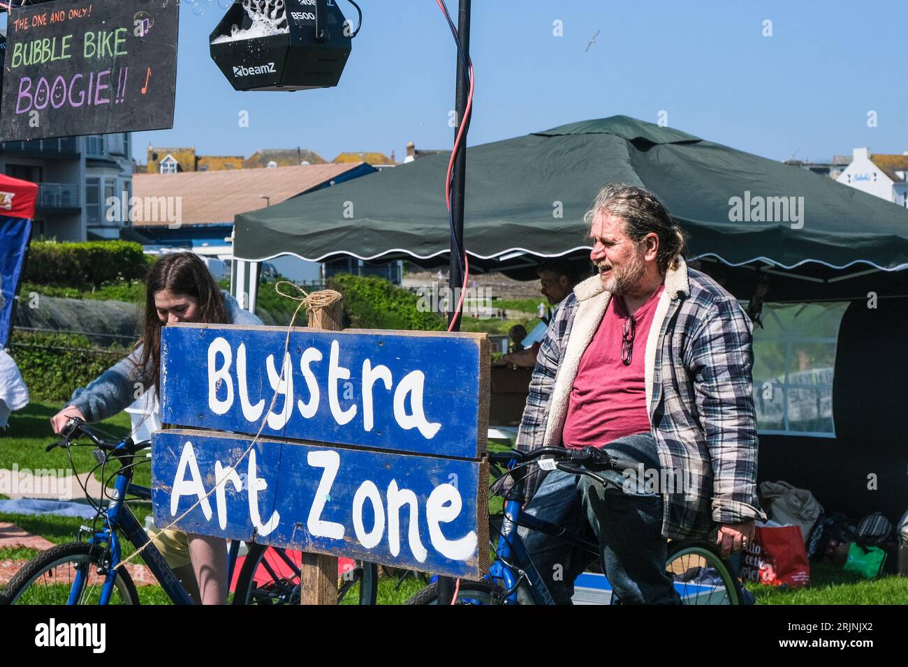 Fahrradfahrer, die im Blystra Arts Zone beim Connect on the Court Community Festival auf dem Killacourt Strom für Seifenblasenmaschinen erzeugen Stockfoto