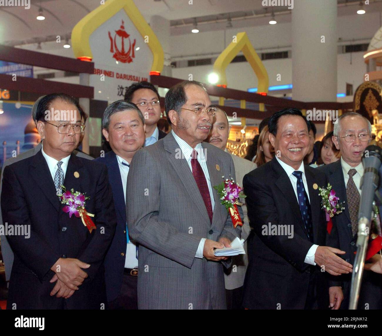 Bildnummer: 50957023 Datum: 20.10.2005 Copyright: imago/Xinhua Cao Bochun (li., CHN/Sekretär Parteikomitee des Autonomen Gebiets Guangxi Zhuang), Pehin Dato Dr. Awang Haji Ahmad bin Haji Jumat (2.v.li. vorn, BRU/Minister für Industrie Brunei Darussalam) und Lu Bing (vorn Re, CHomen/Vorsitzender Guangxi Region) anlässlich der Präsentation des Streitwagens des Sultans von Brunei während einer Ausstellung in Nanning - PUBLICATIONxNOTxINxCHN, Personen , optimistisch; 2005, Nanning, Kao, Sekretäre, ZK, KP, Kommunistische Partei, Zentralkomitee, Zuang, Autonome, Yang Stockfoto