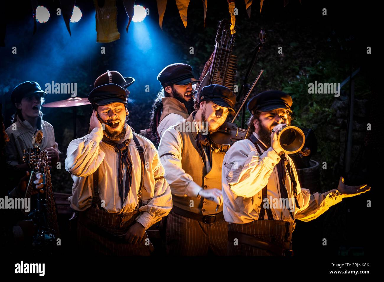 Alte Matrosen treten im Trebah Garden Amphitheatre in Cornwall im Vereinigten Königreich auf. Stockfoto