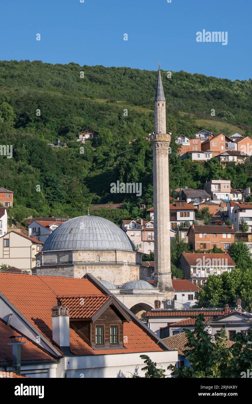 Merkmale der Sinan-Pascha-Moschee, dekoriert mit einer großen Kuppel und einem hohen Minarett. Die wichtigste muslimische Moschee in der Stadt Prizren, Kosovo, ehemaliges Jugoslawien Stockfoto