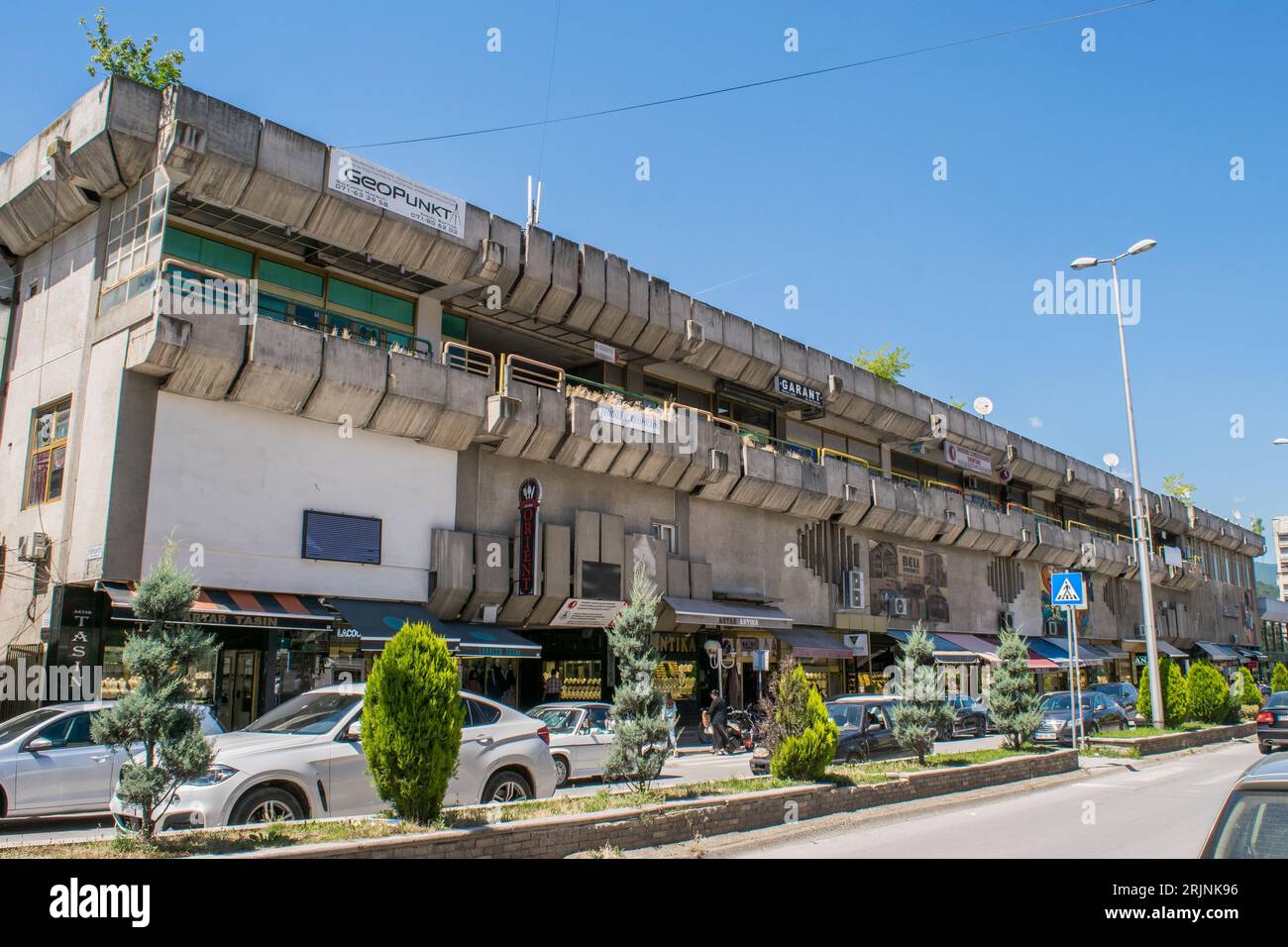 Außenansicht und Fassade eines Einkaufszentrums in Tetovo, Nordmazedonien, erbaut in brutaler Architektur im kommunistischen Jugoslawien. Stockfoto