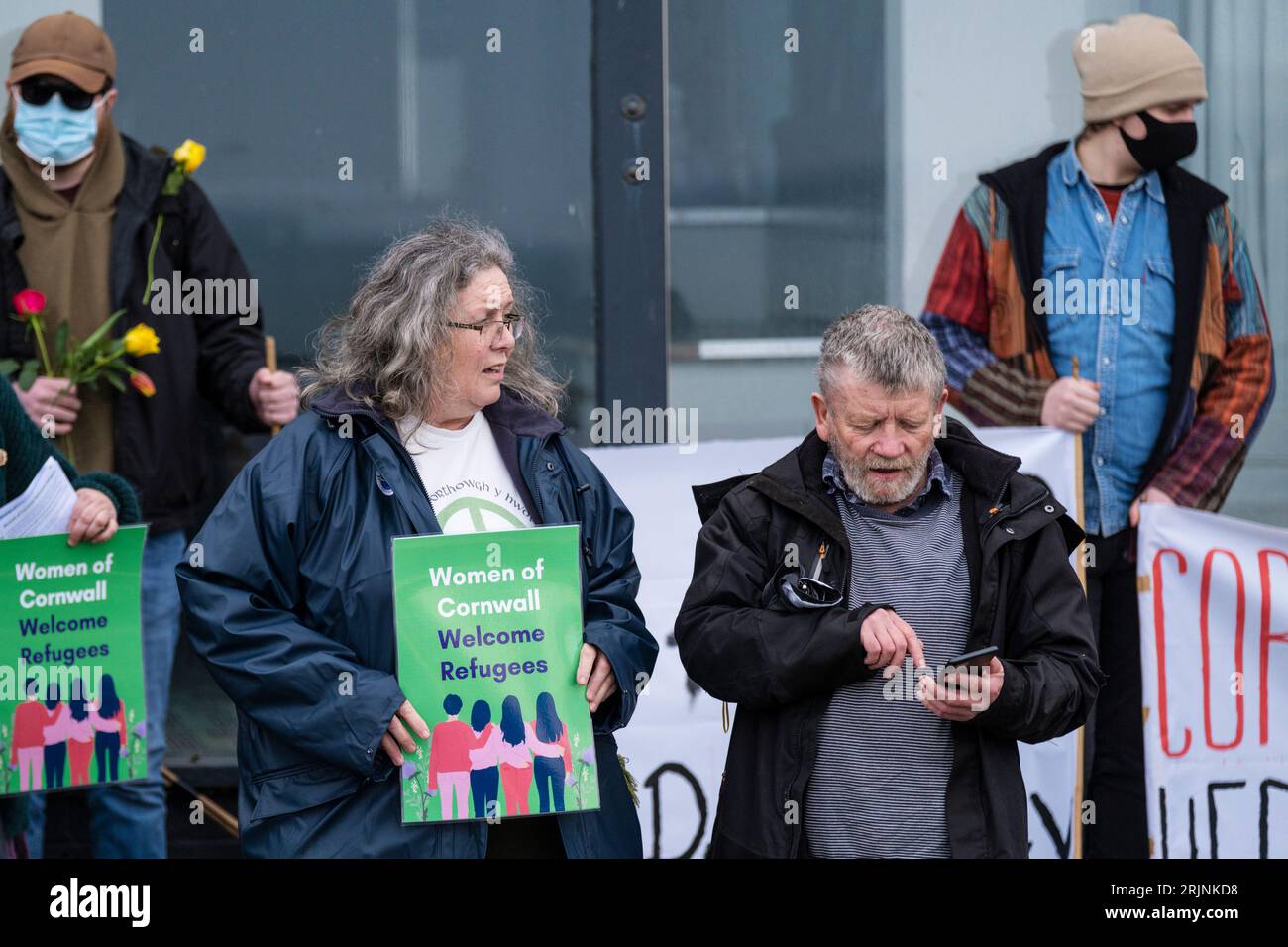 Demonstranten versammeln sich vor dem Beresford Hotel zur Unterstützung von Asylbewerbern in Newquay in Cornwall im Vereinigten Königreich. Stockfoto