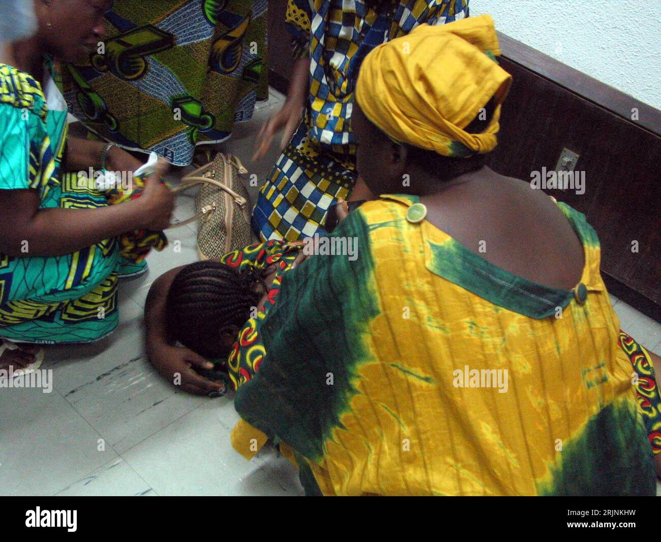 Bildnummer: 50960312 Datum: 23.10.2005 Copyright: imago/Xinhua Angehörige kümmern sich um eine weinend am Boden liegende junge Frau am Flughafen von Lagos - Trauer um die Opfer des Flugzeugunglückes in Nigeria - PUBLICATIONxNOTxINxCHN, Personen; 2005, Nigeria, Lagos, Frau, Angehöriger, Familienmitglieder, Familie, Familien; , quer, Kbdig, Gruppenbild, Close, ,, Flugzeugabsturz / Flugzeugunglück Stockfoto