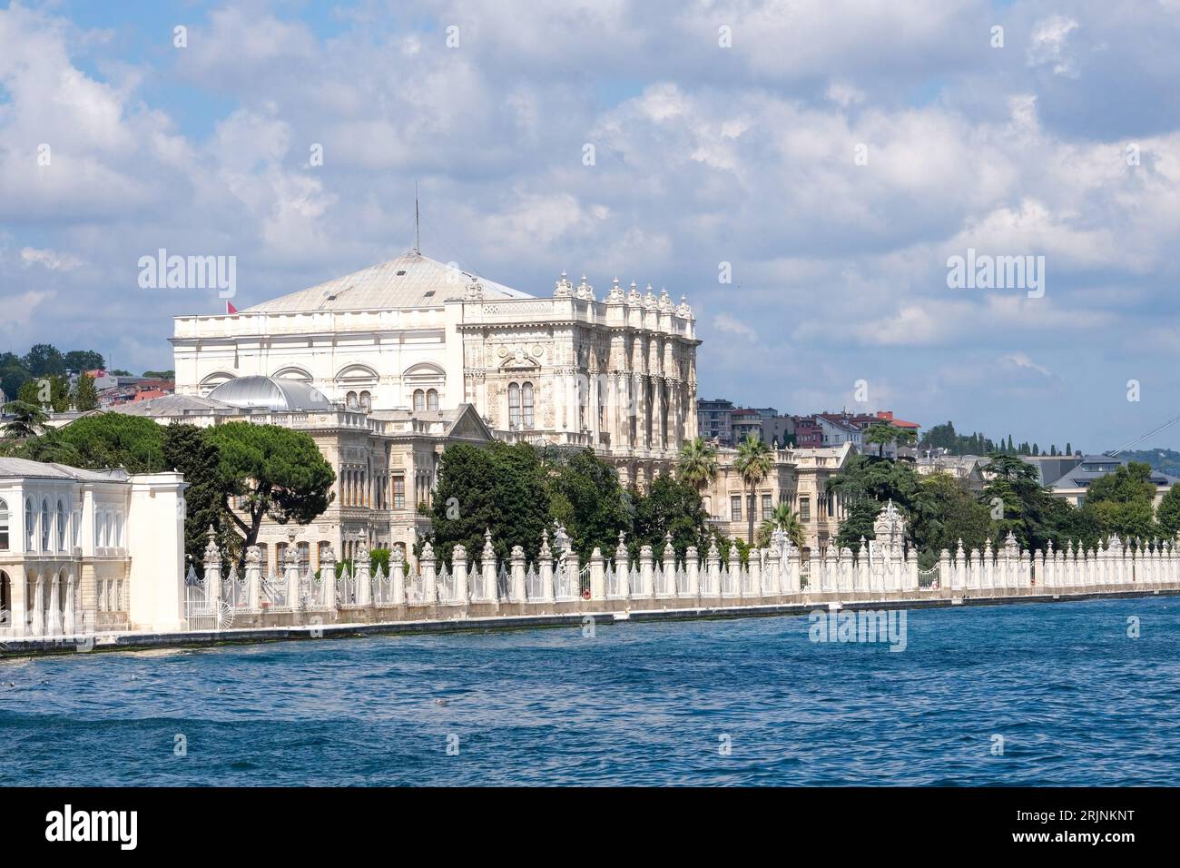 Blick auf den Dolmabahc-Palast vom Meer aus mit Himmelshintergrund. Offener Bereich. Stockfoto