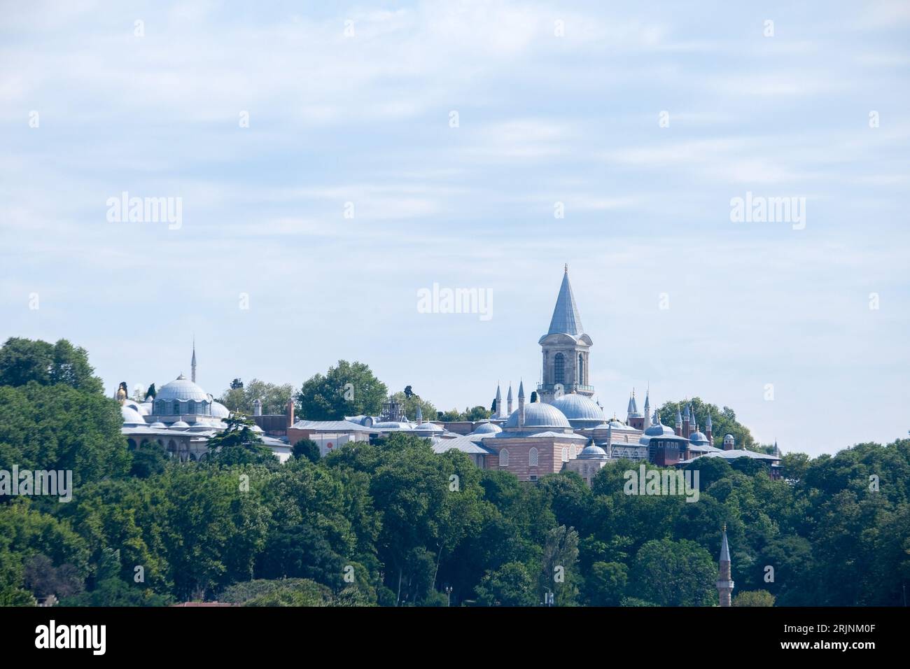 Blick auf den Topkapı-Palast in den Bäumen mit blauem Himmel in İstanbul. Selektiver Fokus des Bereichs. Stockfoto