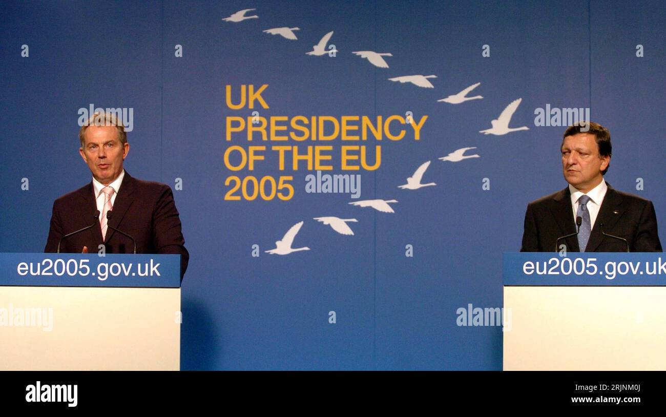 Premierminister Tony Blair (li., GBR/Labour-Party/Ratspräsident der EU) und Jose Manuel Durao Barroso (POR/Präsident Europäische Kommission) während einer Pressekonferenz anlässlich des Informellen EU Gipfels in Surrey PUBLICATIONxNOTxINxCHN Stockfoto