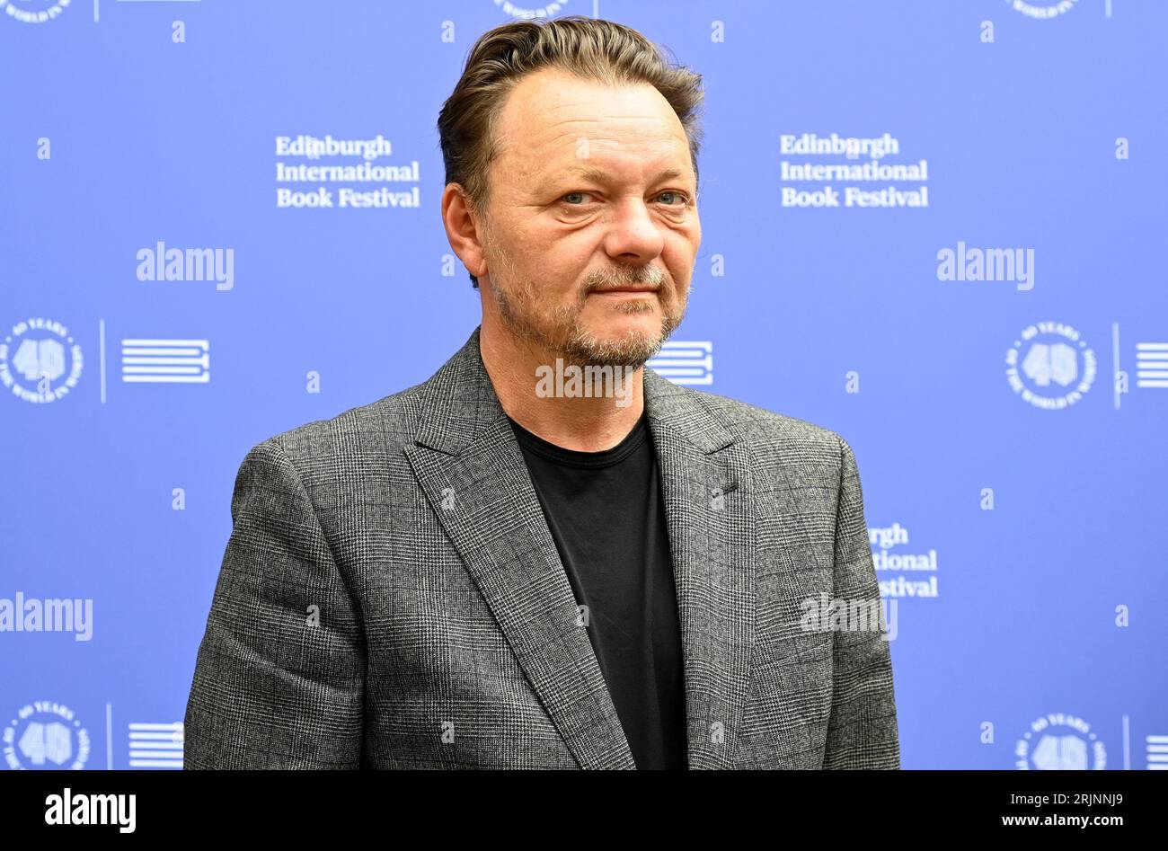 Edinburgh, Schottland, Großbritannien. August 2023. Edinburgh International Book Festival 40. Jahrestag: Schottischer Autor und Drehbuchautor John Niven bei der offiziellen Fotokonferenz. Credit Craig Brown/Alamy Live News Stockfoto