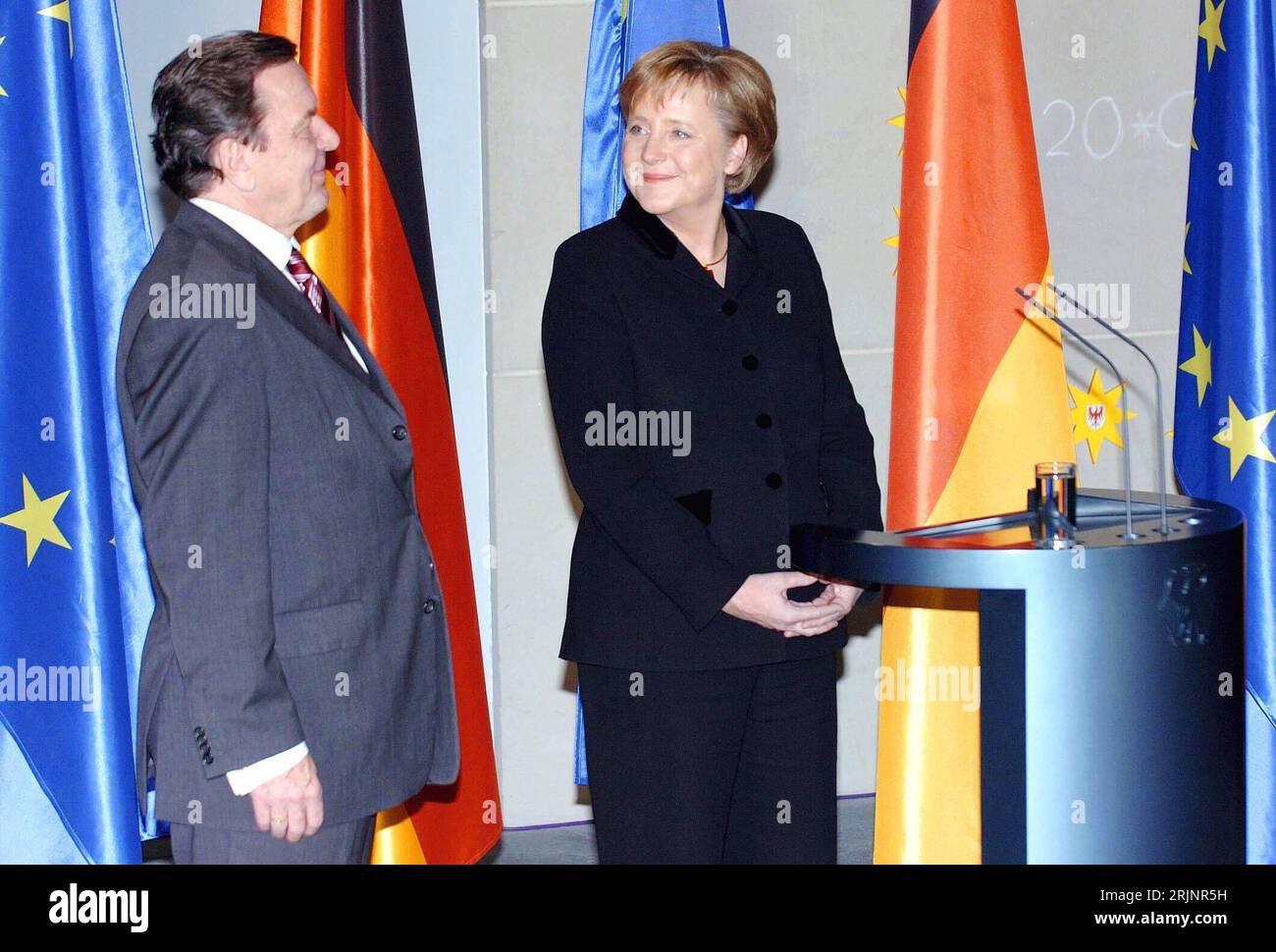 Bundeskanzlerin Angela Merkel Re., GER/CDU und ehemaliger Bundeskanzler Gerhard Schröder GER/SPD lächeln sich zufrieden an anlässlich der Kanzleramtsübergabe in Berlin - PUBLICATIONxNOTxINxCHN Stockfoto