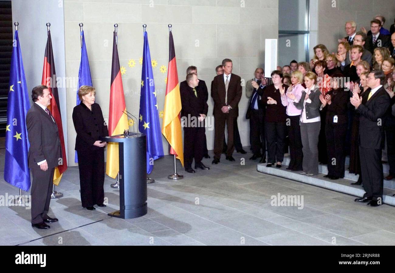 Bundeskanzlerin Angela Merkel 2.v.li., GER/CDU und ehemaliger Bundeskanzler Gerhard Schröder li., GER/SPD nehmen den Applaus entgegen anlässlich der Kanzleramtsübergabe in Berlin - PUBLICATIONxNOTxINxCHN Stockfoto