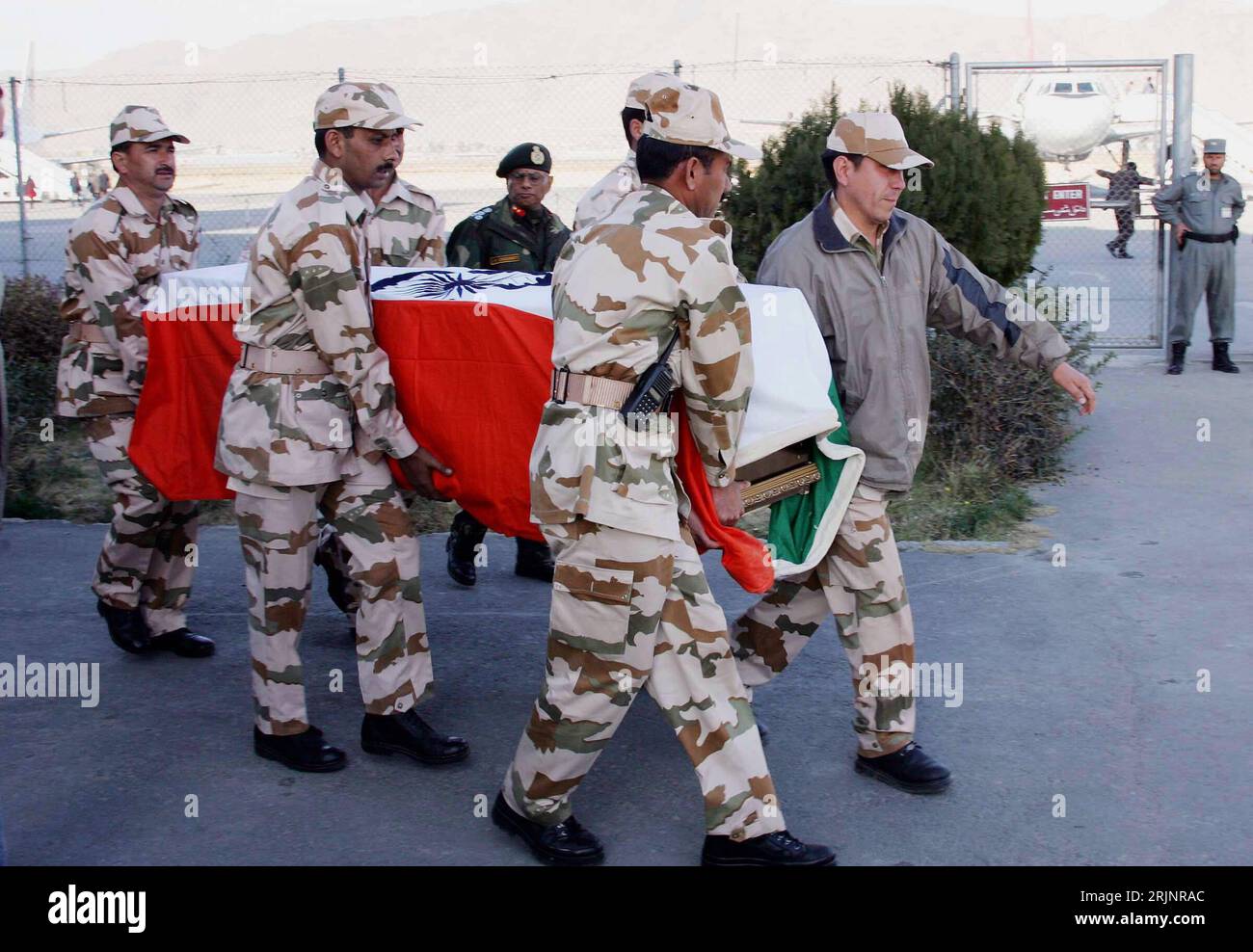 Bildnummer: 50998385 Datum: 24.11.2005 Copyright: imago/Xinhua Soldaten transportieren die leiche einer indischen Geisel der Taliban zum Flughafen in Kabul - PUBLICATIONxNOTxINxCHN, Personen; 2005, Kabul, Leichen, Leichentransport, Leichentransporte, Tote, tot, Toter, Maniyappan Raman Kutty, Soldat, Opfer, Geiseln, Krieg, Kriege, Kriegsgebiet, Kriegsgebiete; , quer, Kbdig, Gruppenbild, Afghanistan, , Militaer, Staat, Stockfoto