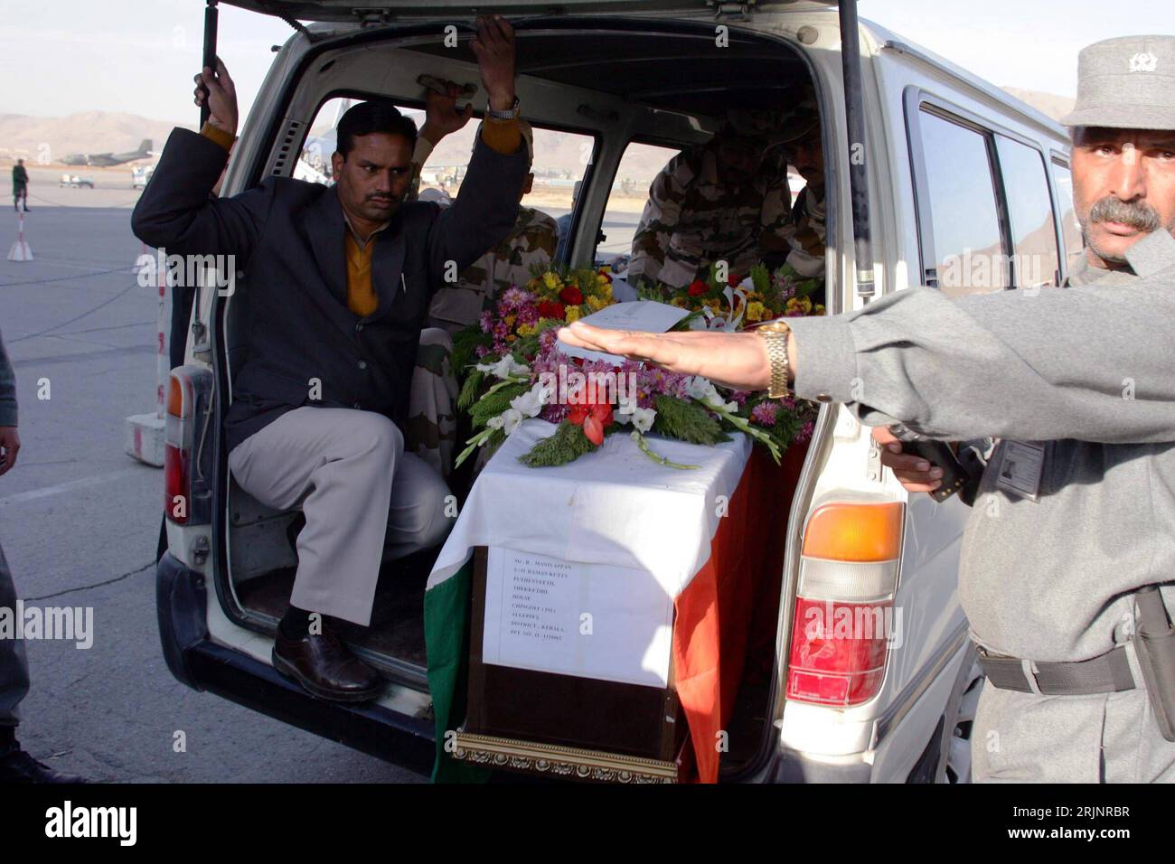 Bildnummer: 50998386 Datum: 24.11.2005 Copyright: imago/Xinhua Soldaten transportieren die leiche einer indischen Geisel der Taliban zum Flughafen in Kabul - PUBLICATIONxNOTxINxCHN, Personen; 2005, Kabul, Leichen, Leichentransport, Leichentransporte, Tote, tot, Toter, Maniyappan Raman Kutty, Soldat, Opfer, Geiseln, Krieg, Kriege, Kriegsgebiet, Kriegsgebiete, Leichenwagen; , quer, Kbdig, Gruppenbild, Afghanistan, , Militaer, Staat, Stockfoto