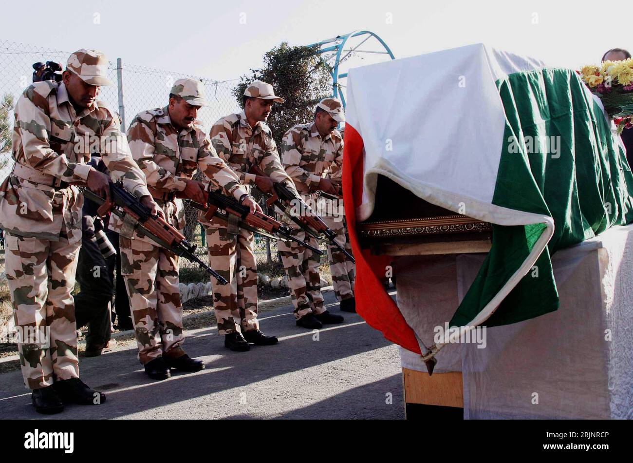 Bildnummer: 50998391 Datum: 24.11.2005 Copyright: imago/Xinhua Soldaten salutieren der leiche einer indischen Geisel der Taliban zum Flughafen in Kabul - PUBLICATIONxNOTxINxCHN, Personen; 2005, Kabul, Leichen, Leichentransport, Leichentransporte, Tote, tot, Toter, Maniyappan Raman Kutty, Soldat, Opfer, Geiseln, Krieg, Kriege, Kriegsgebiet, Kriegsgebiete, Salut, militärischer Gruß, Salutgewehr, Salutgewehre, Sarg, Särge; , quer, Kbdig, Gruppenbild, Afghanistan, , Militaer, Staat, Stockfoto