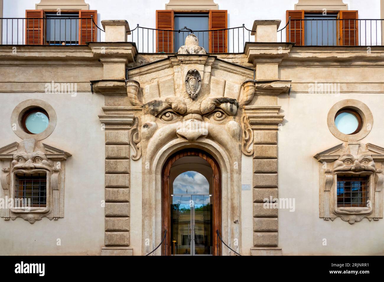 Monströse Tür des Palazzo Zuccari, Rom, Italien Stockfoto