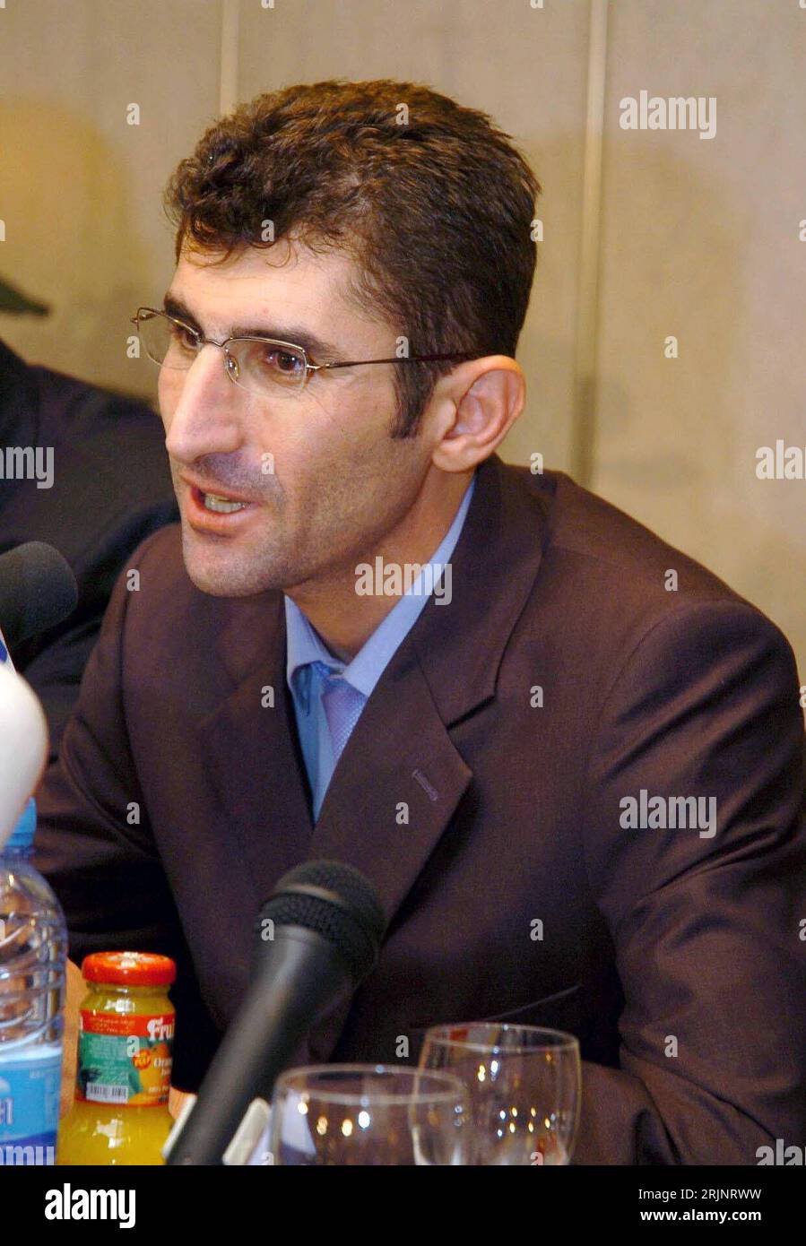 Bildnummer: 51003004 Datum: 28.11.2005 Copyright: imago/Xinhua Husam Taher Husam (SYR) als Zeuge im Mordfall Rafik Hariri anlässlich einer Pressekonferenz in Damaskus - Syrien PUBLICATIONxNOTxINxCHN, Personen; 2005, Damaskus, Pressekonferenz , Pressetermin; , hoch, Kbdig, Einzelbild, Close, Syrien, , Volk / Randbild Stockfoto