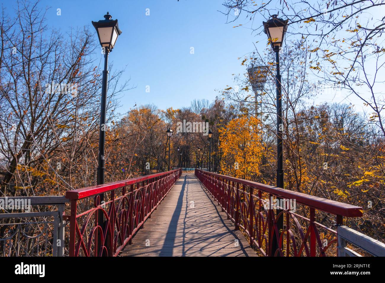 Brücke im Herbststadtpark, gelb-rote Baumblätter, Herbstfarben, Herbst Stockfoto