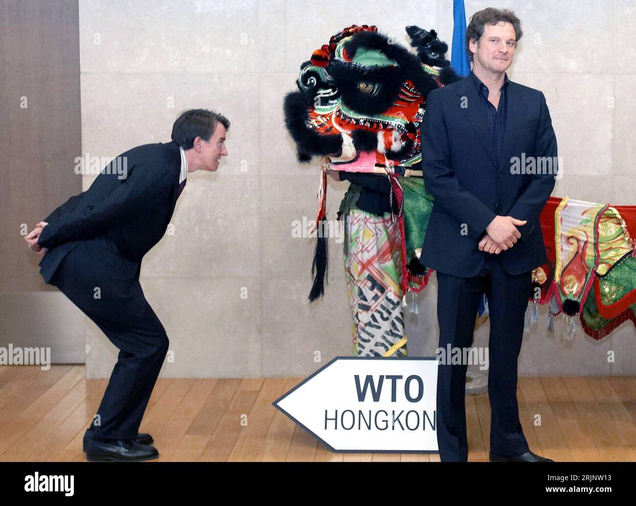 Schauspieler Colin Firth Re., GBR wartet und Peter Mandelson GBR/EU Handelskommissar betrachtet einen Drachen am Rande der Übergabe der Petition BIG NOISE der Hilfsorganisation OXFAM in Brüssel PUBLICATIONxNOTxINxCHN Stockfoto