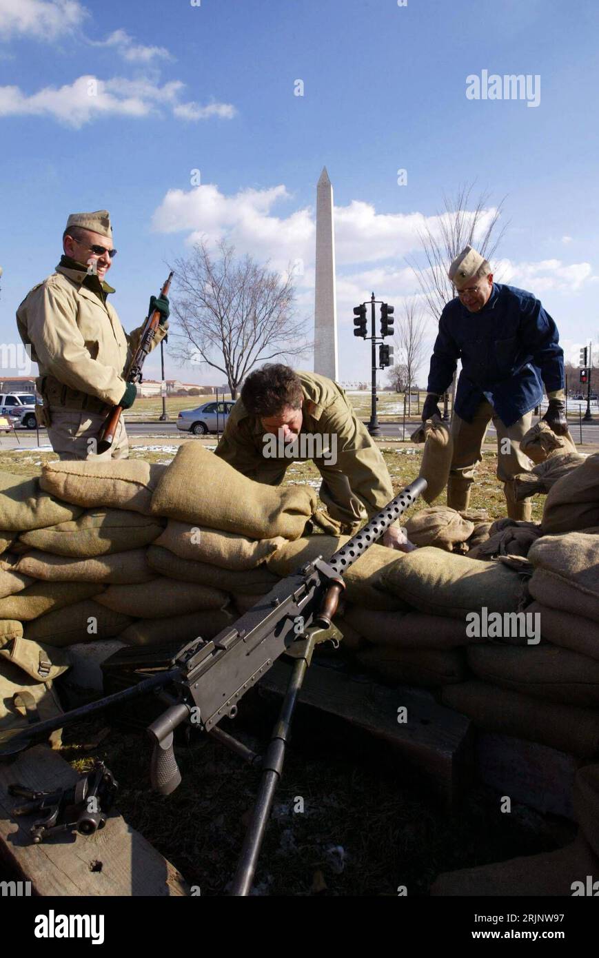 Bildnummer: 51015501 Datum: 07.12.2005 Copyright: imago/Xinhua als US-Soldaten des 2. World war II Memorial PUBLICATIONxNOTxINxCHN, Personen , ; 2005, Washington, Pearlharbor-Day, Gedenktag, Gedenktage, Gedenken, Erinnern, Soldat, Soldaten, WK, zweite, zweite, zweite, 2, Weltkrieg, World war II Memorial, II, Sandsack, Sandsäcke, Verkleidung, Verkleidungen, historisch, historisch, historisch, Uniform, Uniformen, Waffen, Waffen, Maschinengewehr, Maschinengewehre, Gewehr, Ge Stockfoto