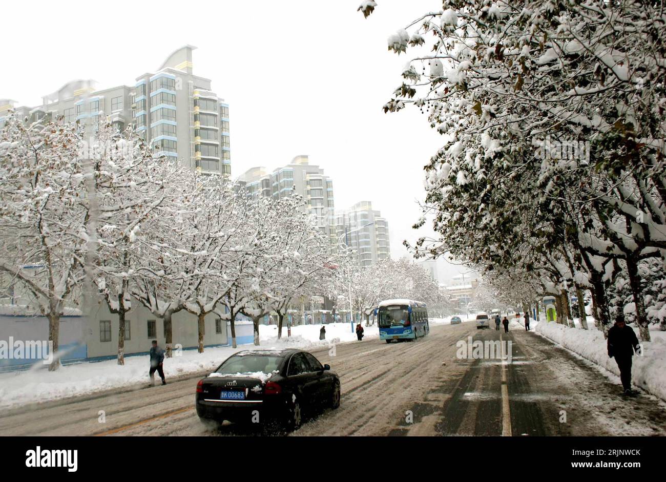 Bildnummer: 51016356 Datum: 08.12.2005 Copyright: imago/Xinhua Straßen von Weihai - PUBLICATIONxNOTxINxCHN, Landschaft; 2005, Weihai, Straße, Straßen, Schnee, schneebedeckte, schneebedeckte, verschneit, verschneite; , quer, Kbdig, Winter, Jahreszeit, Total, China, , Straße, Verkehr Stockfoto