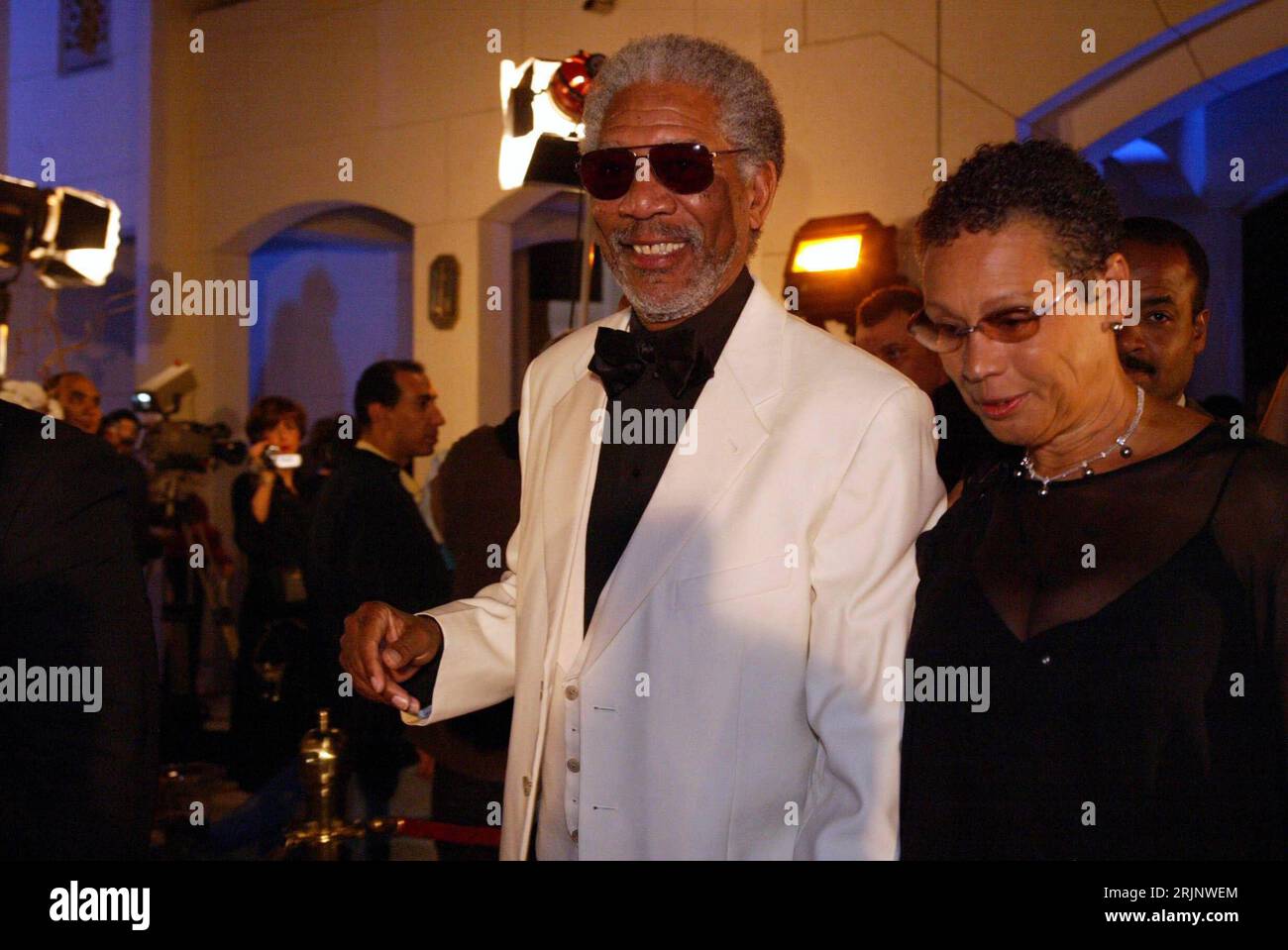 Bildnummer: 51018192 Datum: 10.12.2005 Copyright: imago/Xinhua Schauspieler Morgan Freeman (USA) und Ehefrau Myrna Colley-Lee (Re., USA) anlässlich des 29. Internationales Filmfestival in Kairo PUBLICATIONxNOTxINxCHN, Personen , optimistisch; 2005, Kairo, Festivals, Filmfestival, Filmfestivals, Paar, Paare, Ehepaar, Ehepaare, Frau, Ehefrauen, Ehefrau,; , quer, Kbdig, Gruppenbild, Close, Film, Kunst, Ägypten, Randbild, People/Mann, Ehemann Stockfoto