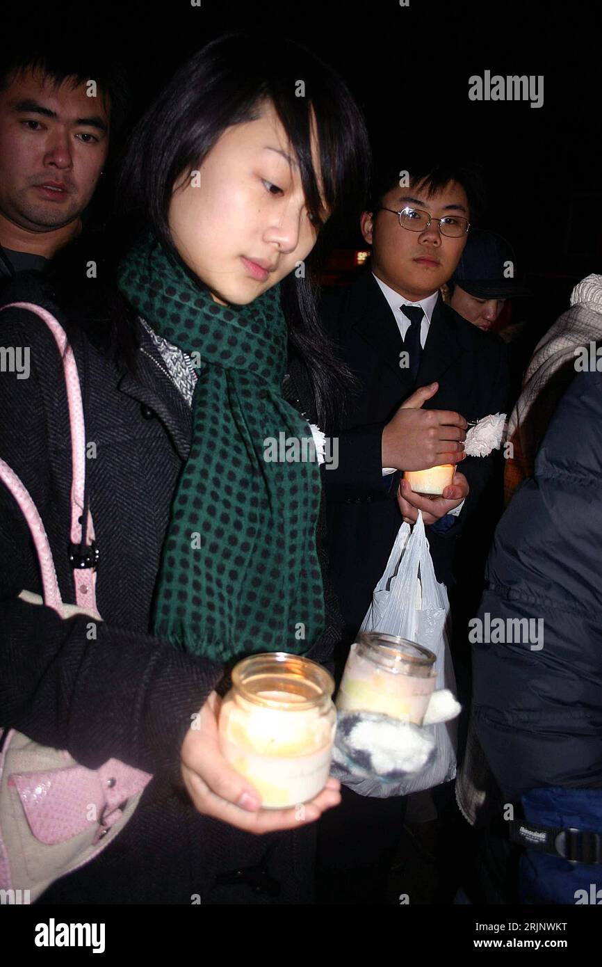 Bildnummer: 51021078 Datum: 11.12.2005 Copyright: imago/Xinhua Chinesische Studenten zeigen nachts mit Kerzen ihre Trauer um die ermordeten Studenten Liu Tailang und Tian Linhai in Ottawa PUBLICATIONxNOTxINxCHN, Personen; 2005, Ottawa, Trauer, Gedenken, Anteilnahme, Kondolenz, Erinnerung, Student, erschossener, erschossene, ermordeter, ermordete, ermordet, erschossen, Kerze, Trauerfeier, Gedenkfeier, schräg, Schräglage, Nacht, nachts, Frau, Mann, Männer; , hoch, Kbdig, Gruppenbild, Close, Kanada, , Stockfoto