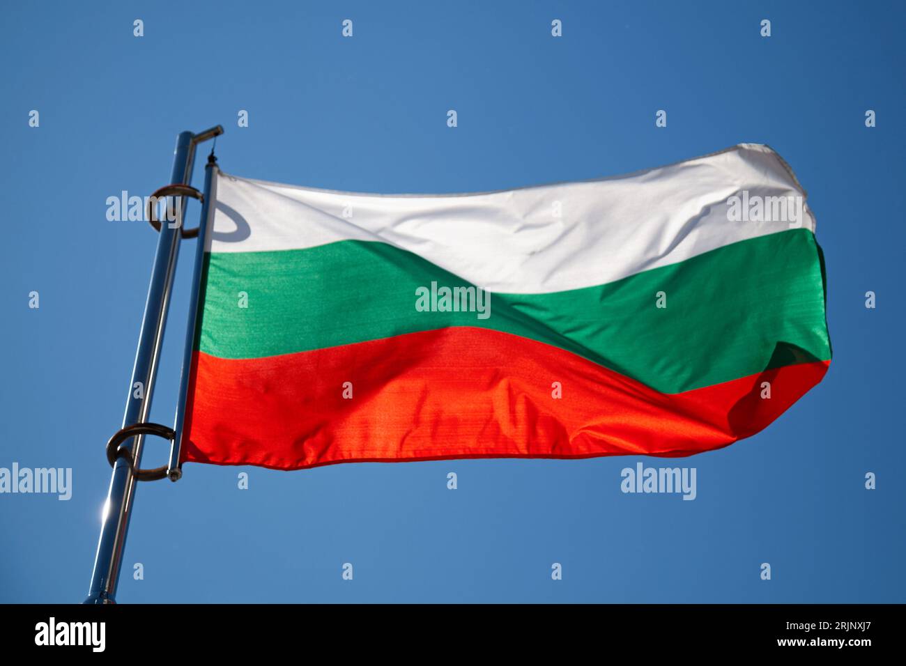 Nahaufnahme einer bulgarischen Flagge, die auf ihrem Pol winkt. Stockfoto