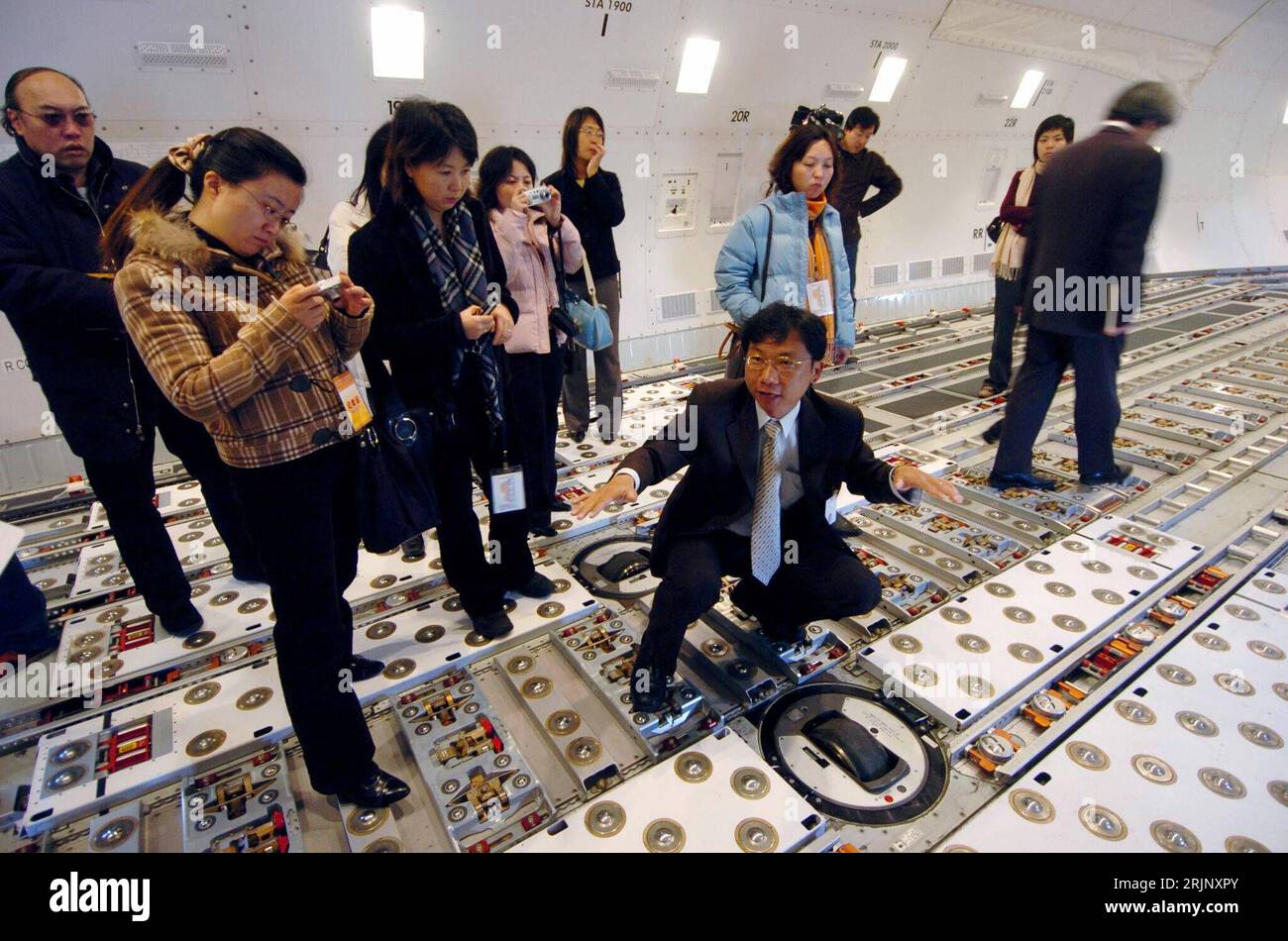 Bildnummer: 51033764 Datum: 20.12.2005 Copyright: imago/Xinhua Reporter besichtigen den umgebauten Frachtraum einer Boeing 747-400 BCF der - Taikoo Aircraft Engineering Co. Ltd - In Xiamen PUBLICATIONxNOTxINxCHN, Personen, innen, Innenansicht; 2005, Xiamen, Flugzeug, Flugzeuge, Frachtflugzeuge, Frachtflugzeug, Journalisten, Frachträume, Ingenieurwesen, Medieninteresse, Medien, Presse; , quer, Kbdig, Gruppenbild, Industrie, Wirtschaft, China, , Luftfahrt, Verkehr,/ 400BCF, Boeing Converted Fraghter, Umbau, Umnutzung, Transportflugzeug, Transportflugzeuge, Flugzeugbau Stockfoto