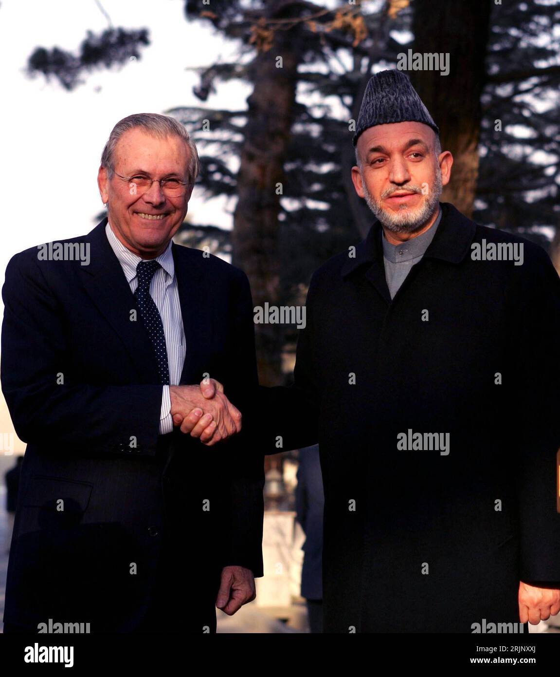 Donald Rumsfeld (li., USA/Verteidigungsminister USA) und Hamid Karzai (AFG/Staatspräsident Afghanistan) geben sich die Hände während eines Pressetermins in Kabul PUBLICATIONxNOTxINxCHN Stockfoto