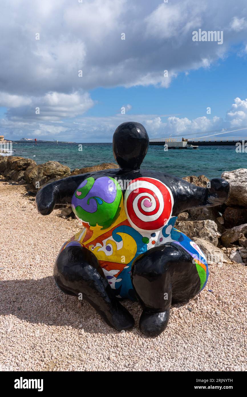Eine Nahaufnahme einer aus Stein geschnitzten weiblichen Figur in einem lebendigen Badekostüm Stockfoto