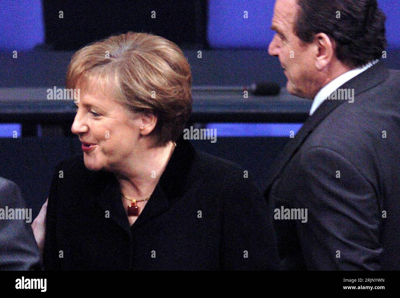 Angela Merkel (GER/CDU/Bundeskanzlerin) huscht an ihrem Amtsvorgänger Gerhard Schröder (GER/SPD) vorbei anlässlich ihrer Vereidigung im Deutschen Bundestag in Berlin - PUBLICATIONxNOTxINxCHN Angela Merkel ger CDU-Bundeskanzlerin huscht bei ihrer Vereidigung im Deutschen Bundestag in Berlin an ihren Vorgänger Gerhard Schröder ger SPD Stockfoto