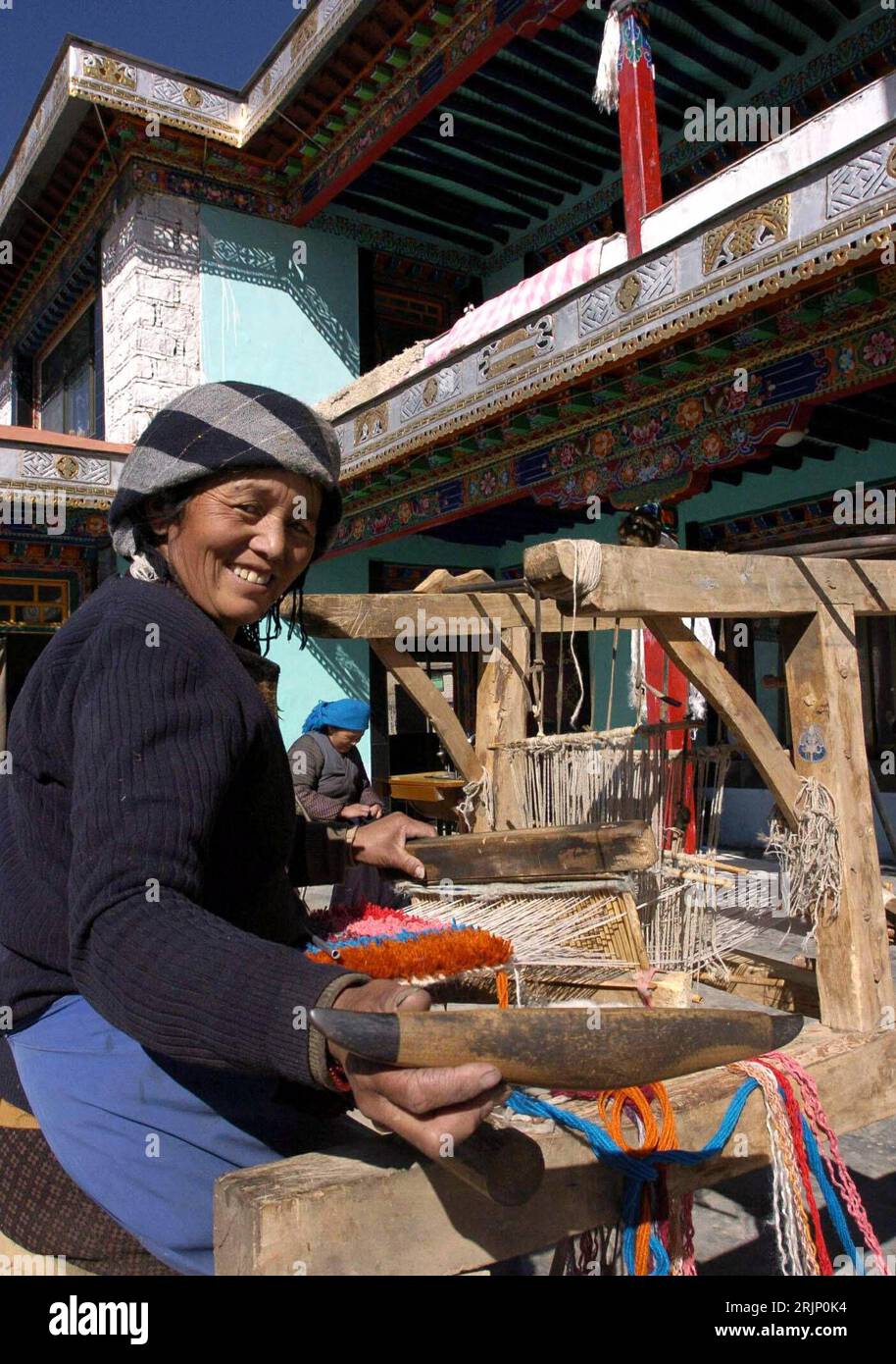 Bildnummer: 51044470 Datum: 02.01.2006 Copyright: imago/Xinhua Luobu Yangjin (CHN) webt ein Gewebe namens PULU in Jiangcun - Tibet - PUBLICATIONxNOTxINxCHN, optimistisch , Personen; 2006, Jiangcun, Jiangjun, Lhasa, Quxu County, China, Frau, Frauen, webt, weben, webend, Handarbeit, Handarbeiten, Weberin, Weber, Webstuhl, Webstühle, lächeln, Tibeterin, Tibeterin, Einheimischer, Einheimische, Land, Leute; , hoch, Kbdig, Einzelbild, Handwerk, Wirtschaft, Tibet, Arbeitswelten, Gesellschaft, , Stockfoto