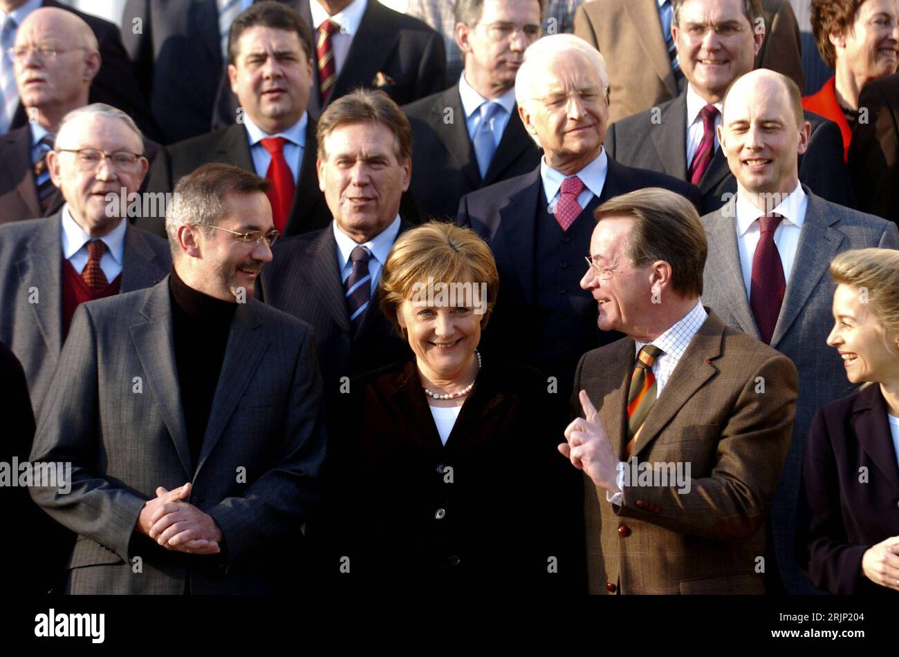 Bildnummer: 51054470 Datum: 09.01.2006 Copyright: imago/Xinhua 1. Matthias Platzeck, Angela Merkel, Franz Müntefering, Ursula von der Leyen, 2. Reihe V.l.n.R. X, Michael Glos, Dr. Edmund Stoiber, Wolfgang Tiefensee, 3. Peter Struck, Sigmar Gabriel, Wolfgang de Mazier, X, Bregitte Zypries anlässlich der Klausurtagung in Genshagen, Personen , optimistisch; 2006, Genshagen, Politiker, Politikerin, Bundesregierung; , quer, Kbdig, Gruppenbild, Bundespolitik, Politik, Deutschland, Randbild, People, krux / Bundeskabinett, Kabinett Stockfoto