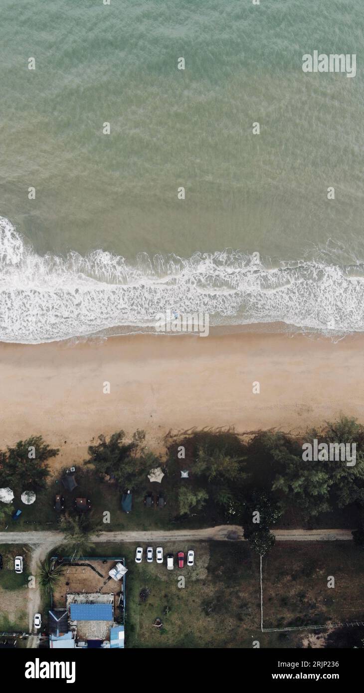 Ein Blick von oben auf einen malerischen Strand mit elfenbeinfarbenem Sand und kristallklarem türkisfarbenem Wasser Stockfoto