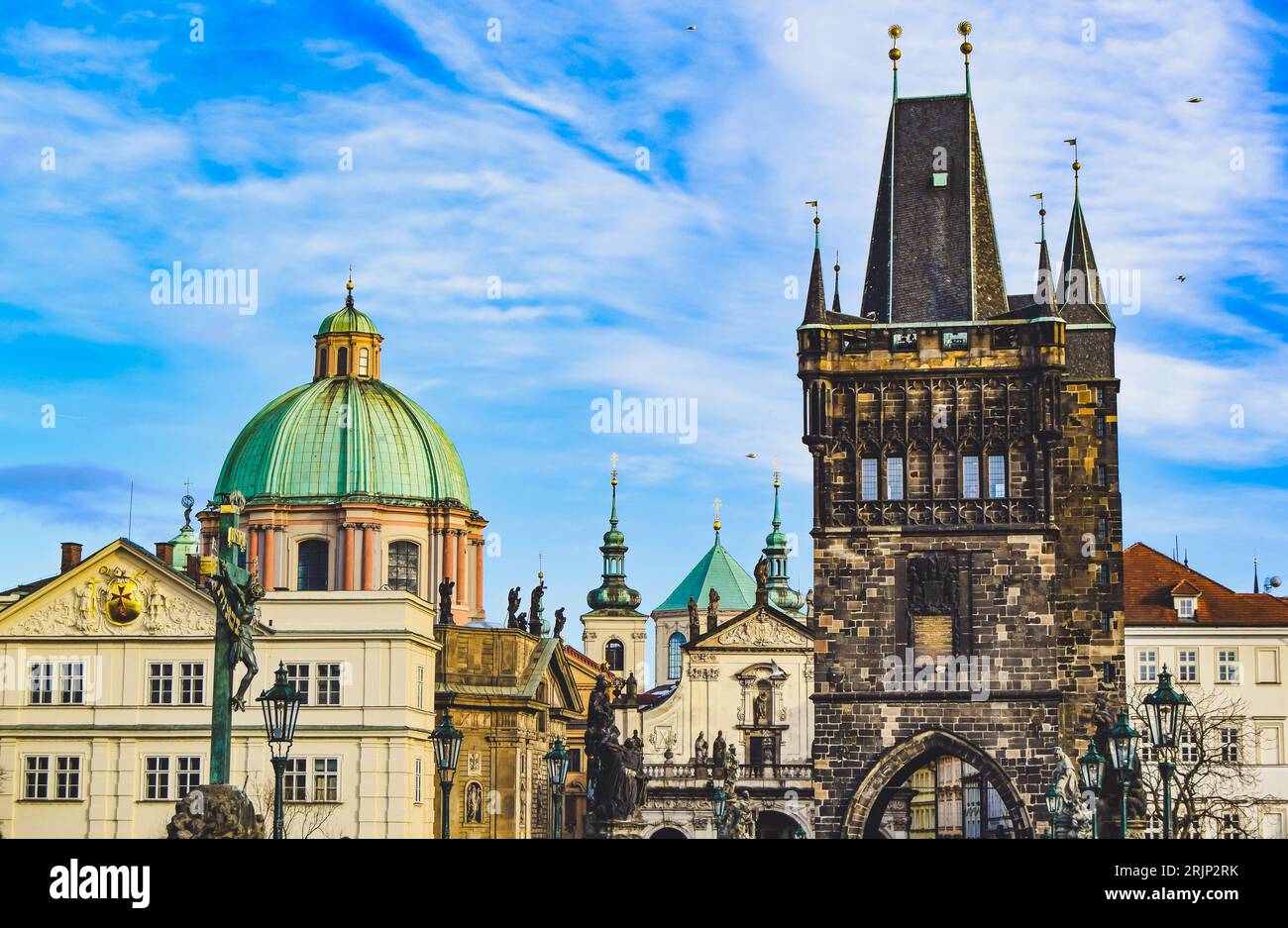 Kirche St. Franziskus und der Altstädter Brückenturm, Prag, Tschechische Republik Stockfoto