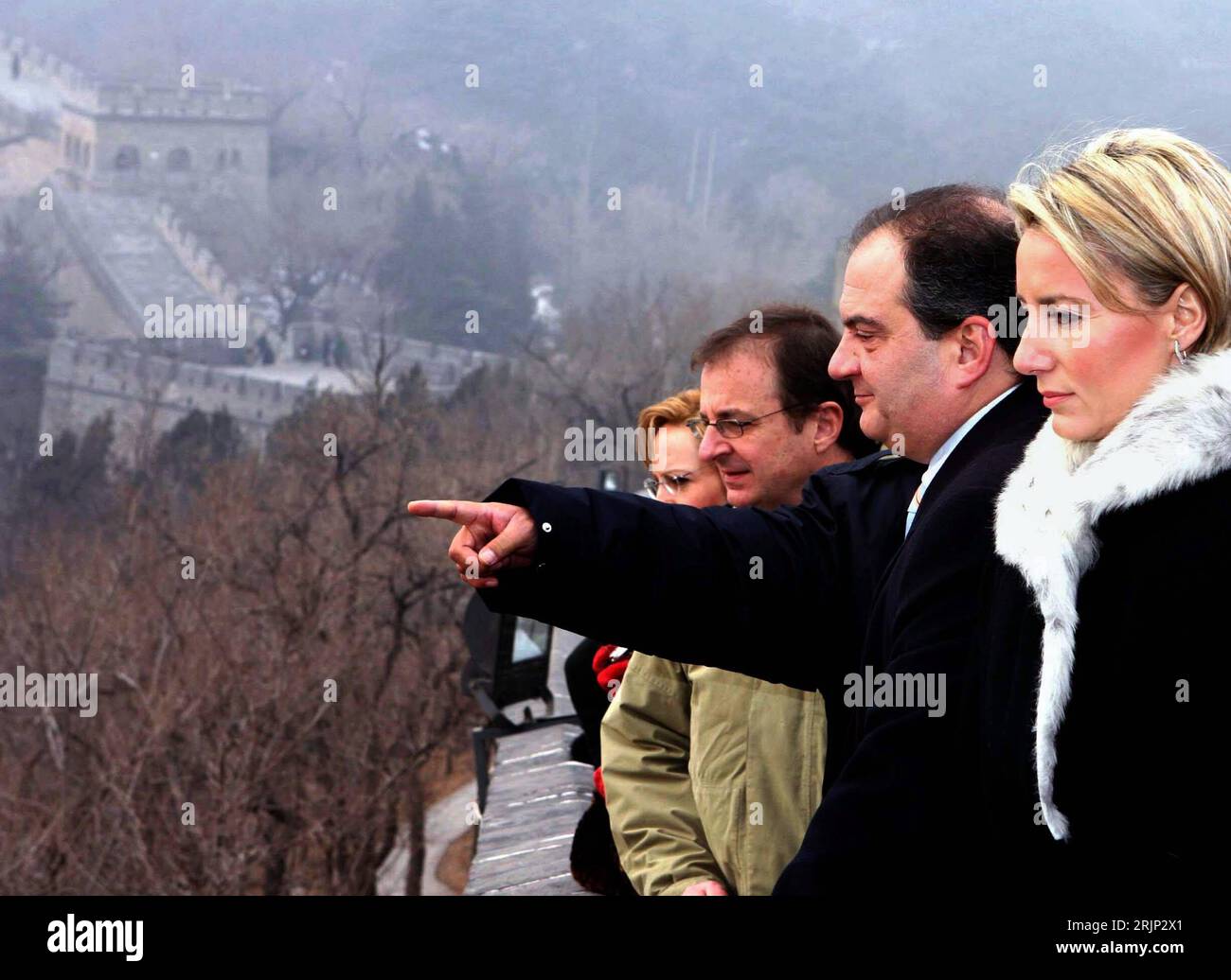 Bildnummer: 51069407 Datum: 20.01.2006 Copyright: imago/Xinhua Kostas Karamanlis (2.v.Re., GRE/Premierminister Griechenland) und Ehefrau Natascha Pazaitis (GRE) besichtigen die Chinesische Mauer des Staatsbesuchs in Peking - PUBLICATIONxNOTxINxCHN, Personen; 2006, Peking, Chinesische Mauer, Politiker, Staatsbesuch, Staatsbesuche, Besuch, Besuche, Frau, Paar, Paare, Ehepaar, Ehepaare, Gestik, Fingerzeig; , quer, Kbdig, Gruppenbild, Close, Internationale Politik, Politik, China, Randbild, Leute Stockfoto