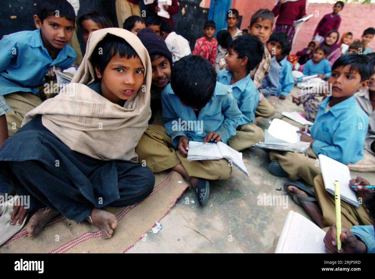 Bildnummer: 51098749 Datum: 08.02.2006 Copyright: imago/Xinhua Schüler einer staatlichen Schule in Haryana in Indien sitzen während des Unterrichts auf dem Boden - PUBLICATIONxNOTxINxCHN, Personen; 2006, Haryana, Tafeln, Schultafel, Schultafeln, Kind, Kinder, Schüler, Schulkinder, Schulkind, Einheimischer, Einheimische, staatlich, staatliche, Inder, Bildungssystem, Bildungsprogramme, Junge, Junge, Mädchen, Schülerin, Inderin, Land, Leute, unterricht,; , quer, Kbdig, Total, Indien, , Schule, Bildung, Stockfoto