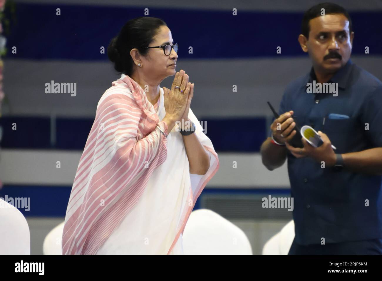 (8/22/2023) Mamata Banerjee, Chief Minister, Government of West Bengal, begrüßt das Publikum auf der Verwaltungs- und Koordinierungssitzung, die von der Regierung von West-Bengalen und den Organisatoren von Durga Puja für die bevorstehenden Durga Puja und andere Herbstfeste in West-Bengalen abgehalten wurde. (Foto: Biswarup Ganguly/Pacific Press/SIPA USA) Stockfoto