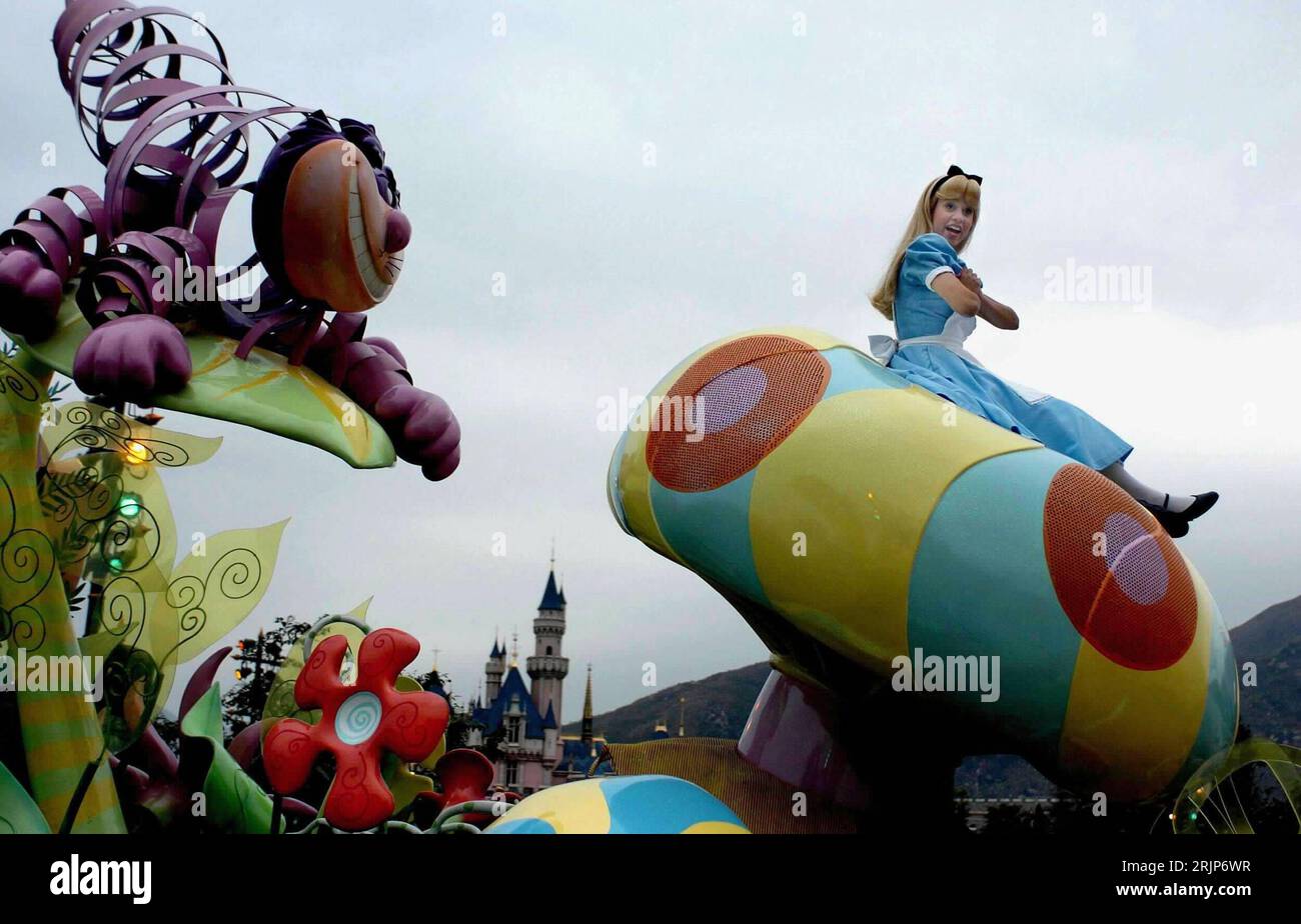 Bildnummer: 51110844 Datum: 15.02.2006 Copyright: imago/Xinhua Darstellerin einer Märchenfigur im Disneyland Hong Kong - PUBLICATIONxNOTxINxCHN, Personen; 2006, Hong Kong, Shows, Themenpark, Freizeitpark, Erlebnispark, Figur, Figuren, Märchenfiguren, Darsteller, Frau; , quer, Kbdig, Einzelbild, China, / Hongkong, Alice im Wunderland, Katze, Grinsekatze, Disney Land Stockfoto