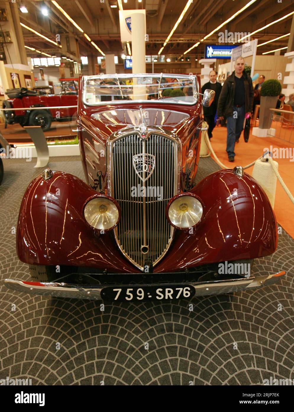 Bildnummer: 51115485 Datum: 17.02.2006 Copyright: imago/Xinhua Oldtimer der Marke Peugeot aus dem Jahr 1954 auf der Ausstellung Retromobile in Paris - PUBLICATIONxNOTxINxCHN, Objekte; 2006, Paris, Ausstellung, Ausstellungen, Exponat, Exponat, Ausstellungsstück, Ausstellungsstücke, Auto, Autos, PKW, PKWs, Oldtimer, Automobilausstellung, Automobilausstellungen, Autoausstellung, Autoausstellungen, Automobilmesse, Automobilmessen, Autoshow, Oldtimershow, Fahrzeugfront; , hoch, Kbdig, Einzelbild, Frontal, Perspektive, Frankreich, , / Freisteller, rot, Front, Messen, Oldtimermesse, Oldtimerausst Stockfoto