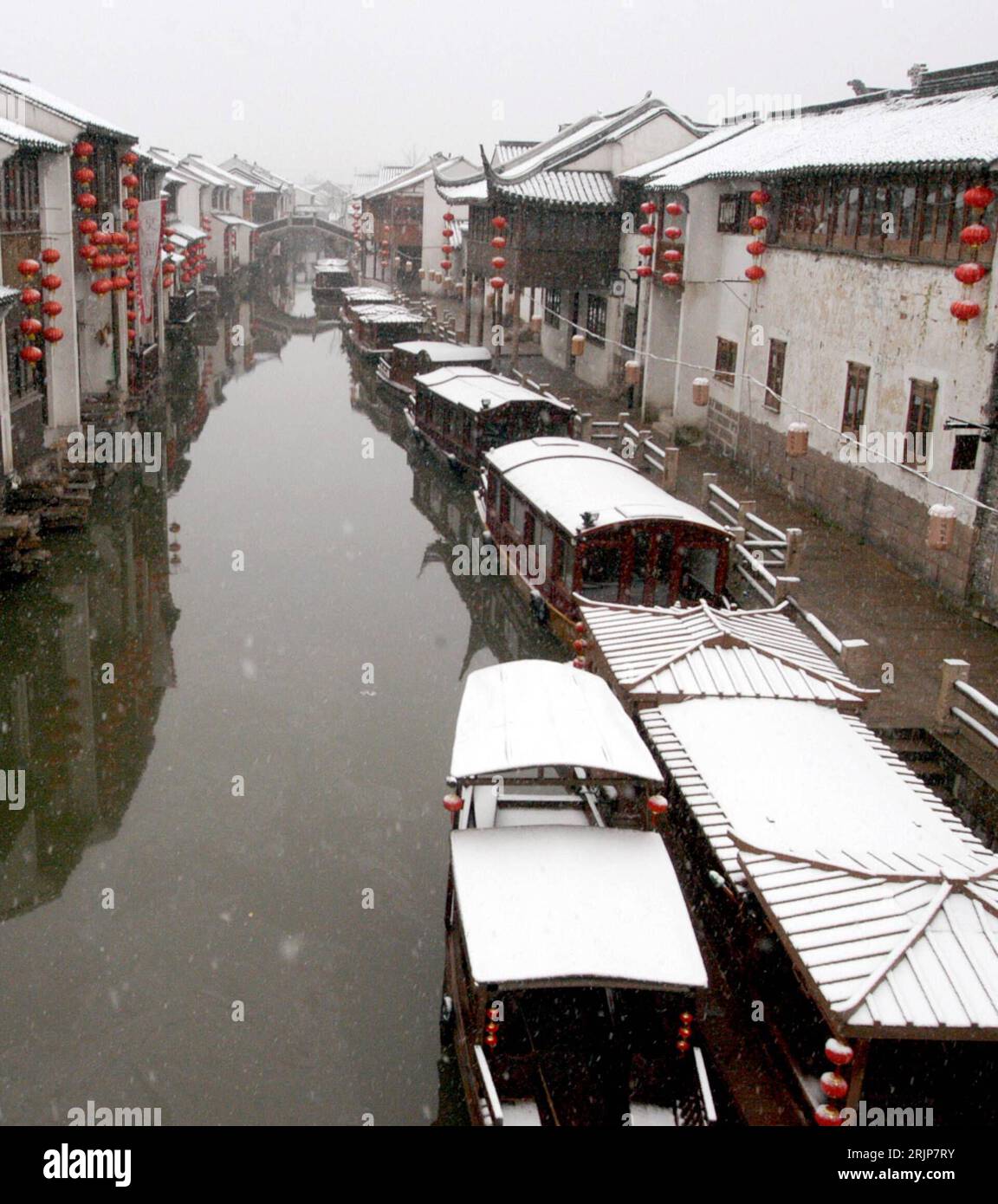 Bildnummer: 51116484 Datum: 18.02.2006 Copyright: imago/Xinhua Schneebedeckte Hausboote auf einem Suzhou PUBLICATIONxNOTxINxCHN, Landschaft; 2006, Suzhou, Schnee, Hausboot, Boot, Boote, Schiff, Schiffe, schneebedeckt, Fluss, Flüsse,; , hoch, Kbdig, Winter, Jahreszeit, Totale, China, , Stockfoto