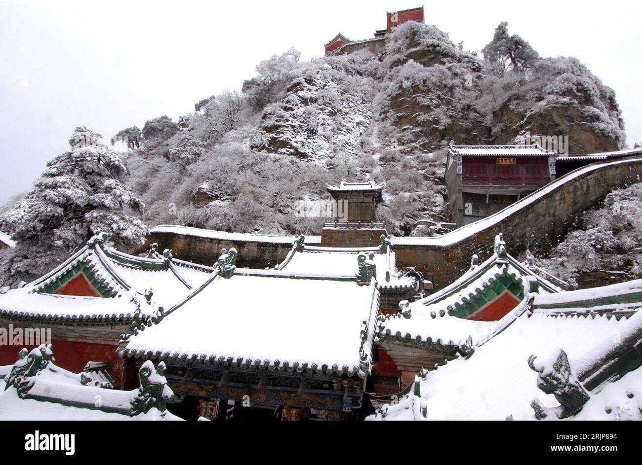 Bildnummer: 51125309 Datum: 24.02.2006 Copyright: imago/Xinhua malerische Winterlandschaft in den Bergen von Wudang - PUBLICATIONxNOTxINxCHN, Landschaft; 2006, Wudang, Schnee, KÄLTE, schneebedeckt, schneebedeckte,; , quer, Kbdig, Winter, Jahreszeit, Totale, Gebirge, China, , Stockfoto