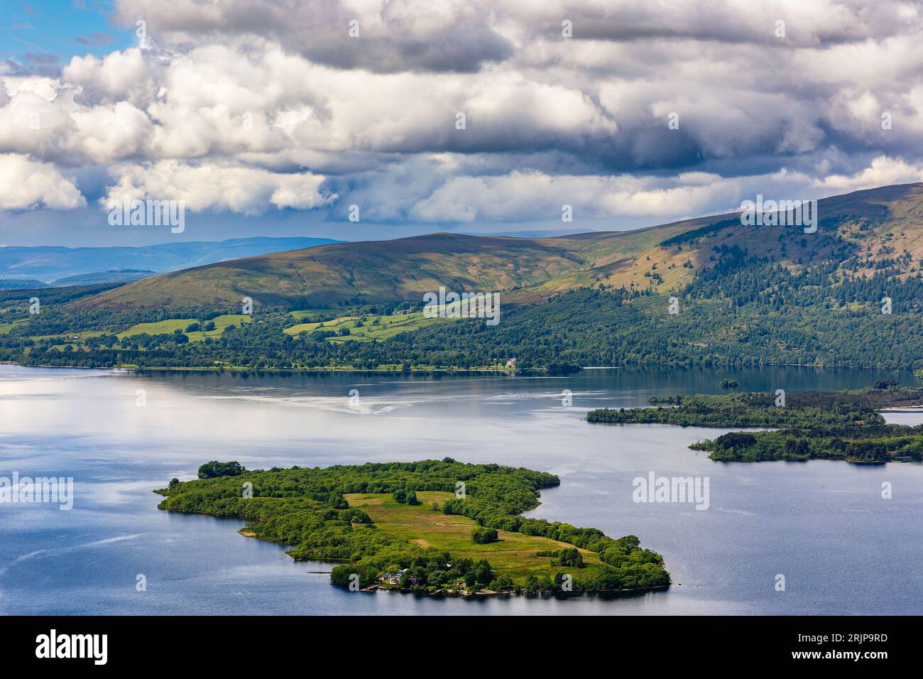 Schöner schottischer Loch (See) mit Inseln umgeben von Bergen und einem dramatischen Himmel (Loch Lomond, Highlands) Stockfoto