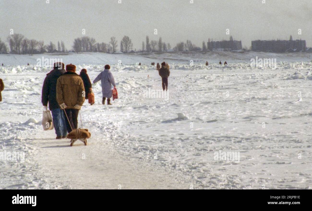 Wolgograd, Russland - Januar 1996: Gescanntes Filmbild, Russen überqueren die gefrorene Wolga zwischen Wolgograd (ehemals Stalingrad) und dem Ostufer. Stockfoto