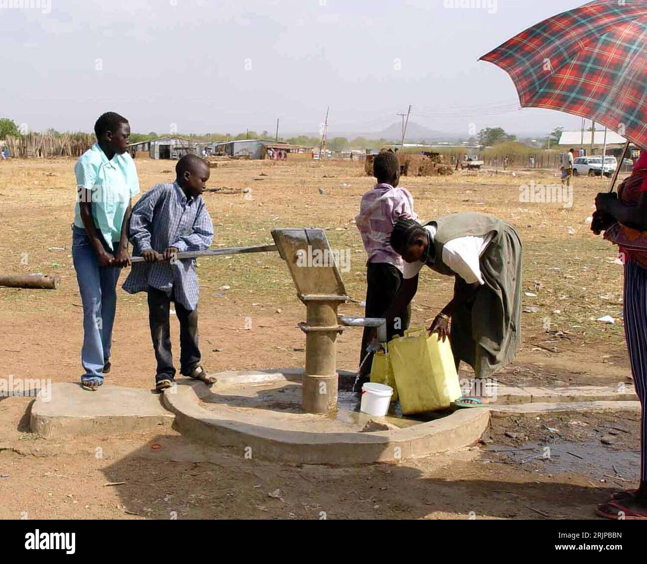 Bildnummer: 51143349 Datum: 27.02.2006 Copyright: imago/Xinhua Sudanesische Kinder an einer Wasserpumpe - Juba City PUBLICATIONxNOTxINxCHN, Personen; 2006, Juba City, Dschuba, Südsudan, Einheimischer, Einheimischer, Sudanese, Sudanesen, Land, Leute, Kind, Kinder, Wasser, Wasserpumpe, Wasserpumpe, Brunnen, Trinkwasser; , quer, Kbdig, Gruppenbild, Sudan / Südsudan Bildnummer 51143349 Datum 27 02 2006 Copyright Imago XINHUA Sudanesische Kinder an einer Wasserpumpe Juba City PUBLICATIONxNOTxINxCHN People 2006 Juba City Juba Südsudan Ureinwohner Sudanesische Landvölker Kinder Wa Stockfoto