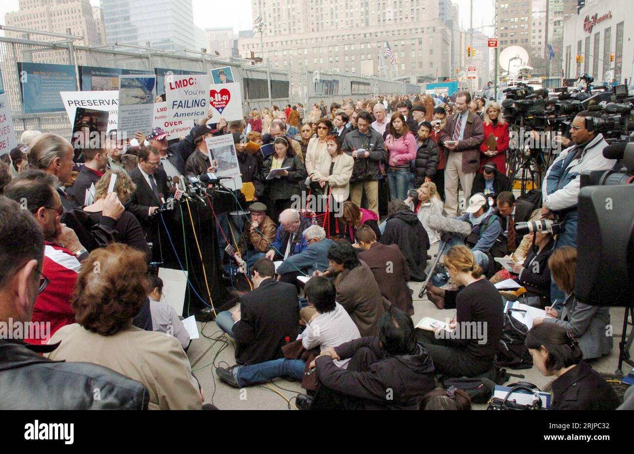 Bildnummer: 51149643 Datum: 13.03.2006 Copyright: imago/Xinhua Angehörige der Opfer der Anschläge vom 11. September protestieren gegen die Art der Umsetzung der Gedenkstätte - Reflecting Absence - während einer Pressekonferenz am Ground Zero in New York - PUBLICATIONxNOTxINxCHN, Personen; 2006, New York, NY, N.Y. , , , Gedenkstätten, WTC, World Trade Center, Pressekonferenz, Angehörige, Angehöriger, Familie, Familienmitglieder, Opfer, Kritik, Demo, Demos, Demonstration, Demonstrationen, Protest, Proteste, Protestaktionen, Protestaktion, , Pressetermin, Demonstrant, Demonstranten, Presse, Jo Stockfoto