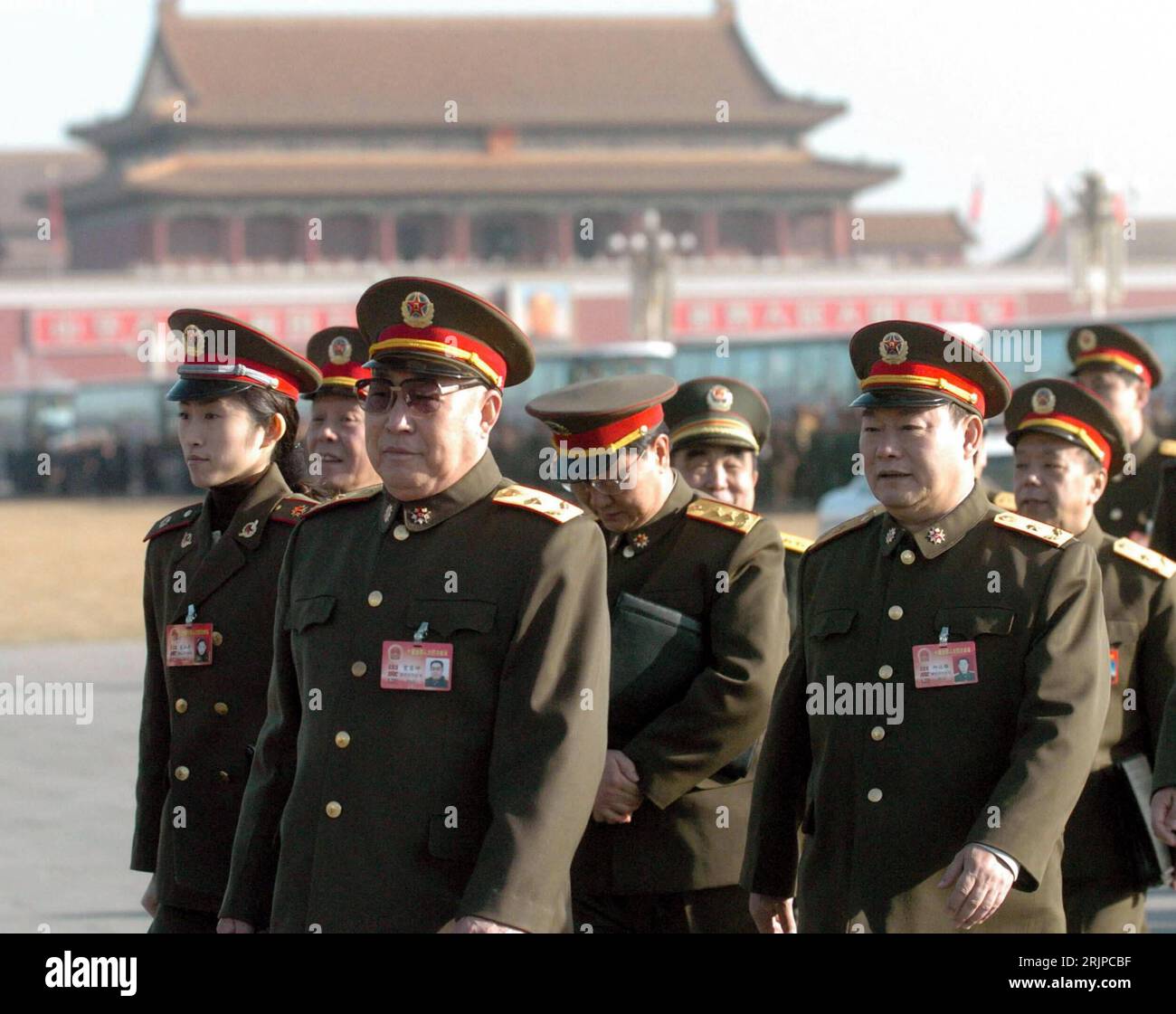 Bildnummer: 51151205 Datum: 14.03.2006 Copyright: imago/Xinhua Offiziere der Chinesischen Volksbefreiungsarmee auf dem Platz des himmlischen Friedens in Peking PUBLICATIONxNOTxINxCHN, Personen; 2006, Peking, Tiananmen, Tian anmen, ein Mann, Armee, Mann, Männer, Frau, Frauen, Volksarmee, Offizier, Chinesische, Soldat, Soldaten,;, quer, Kbdig, Gruppenbild, China, Militaer, Staat, Stockfoto