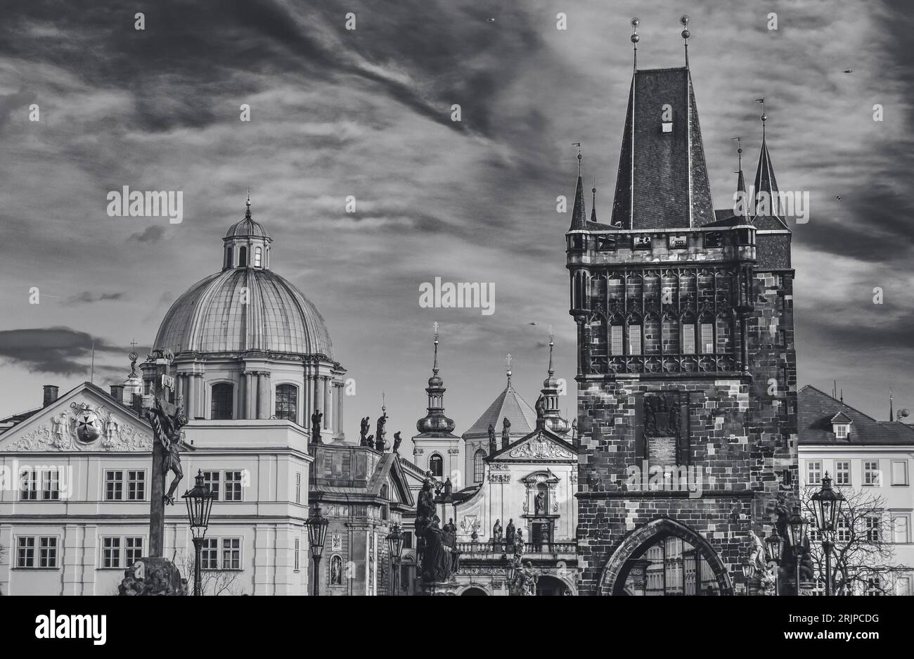 Kirche St. Franziskus und der Altstadtbrücke Schwarzweiß, Prag, Tschechische Republik Stockfoto